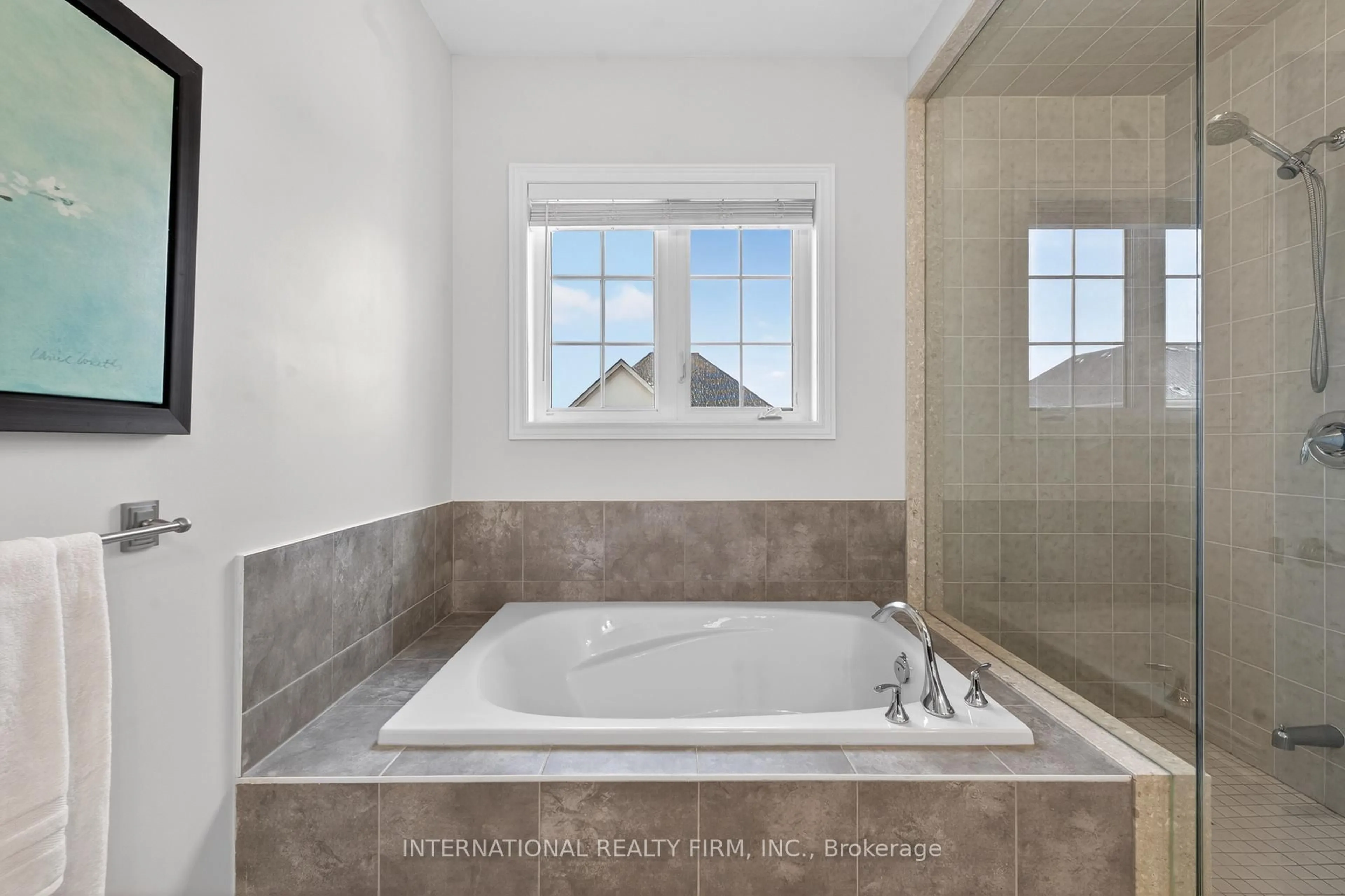 Contemporary bathroom, ceramic/tile floor for 254 Niagara Tr, Halton Hills Ontario L7G 0M4