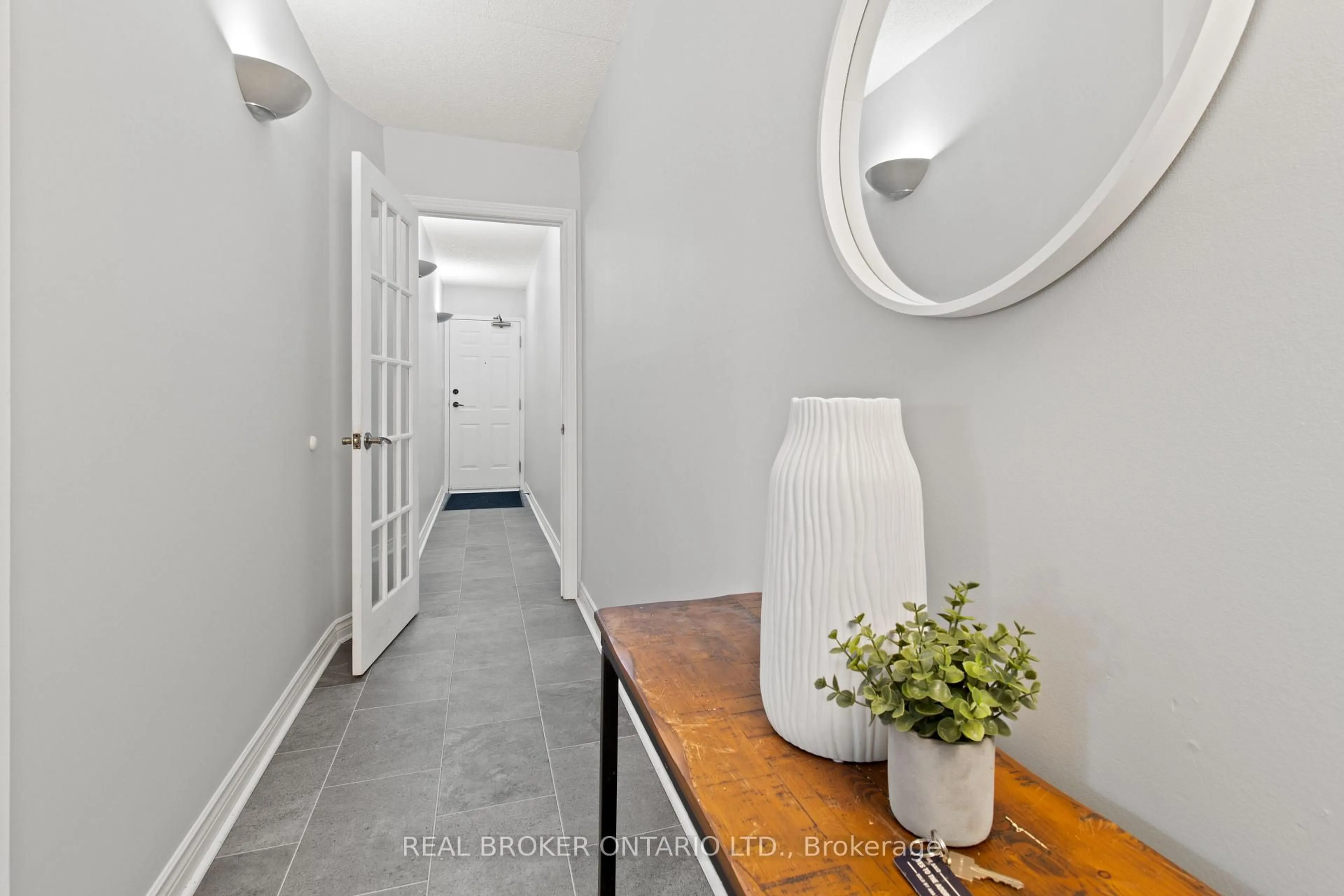 Indoor entryway for 2010 Cleaver Ave #214, Burlington Ontario L7M 4C1