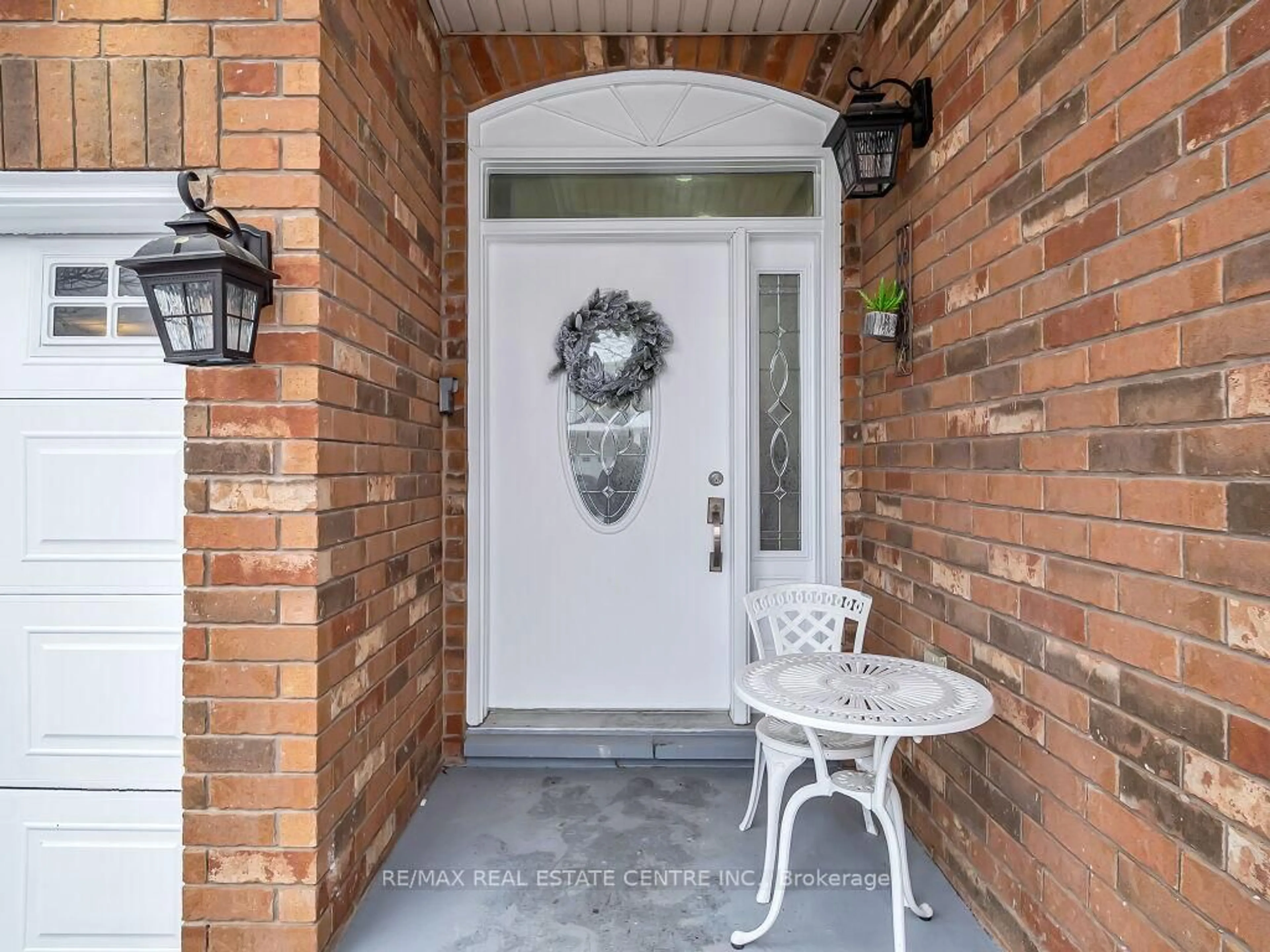 Indoor entryway for 22 Rufford Dr, Brampton Ontario L6P 1E6