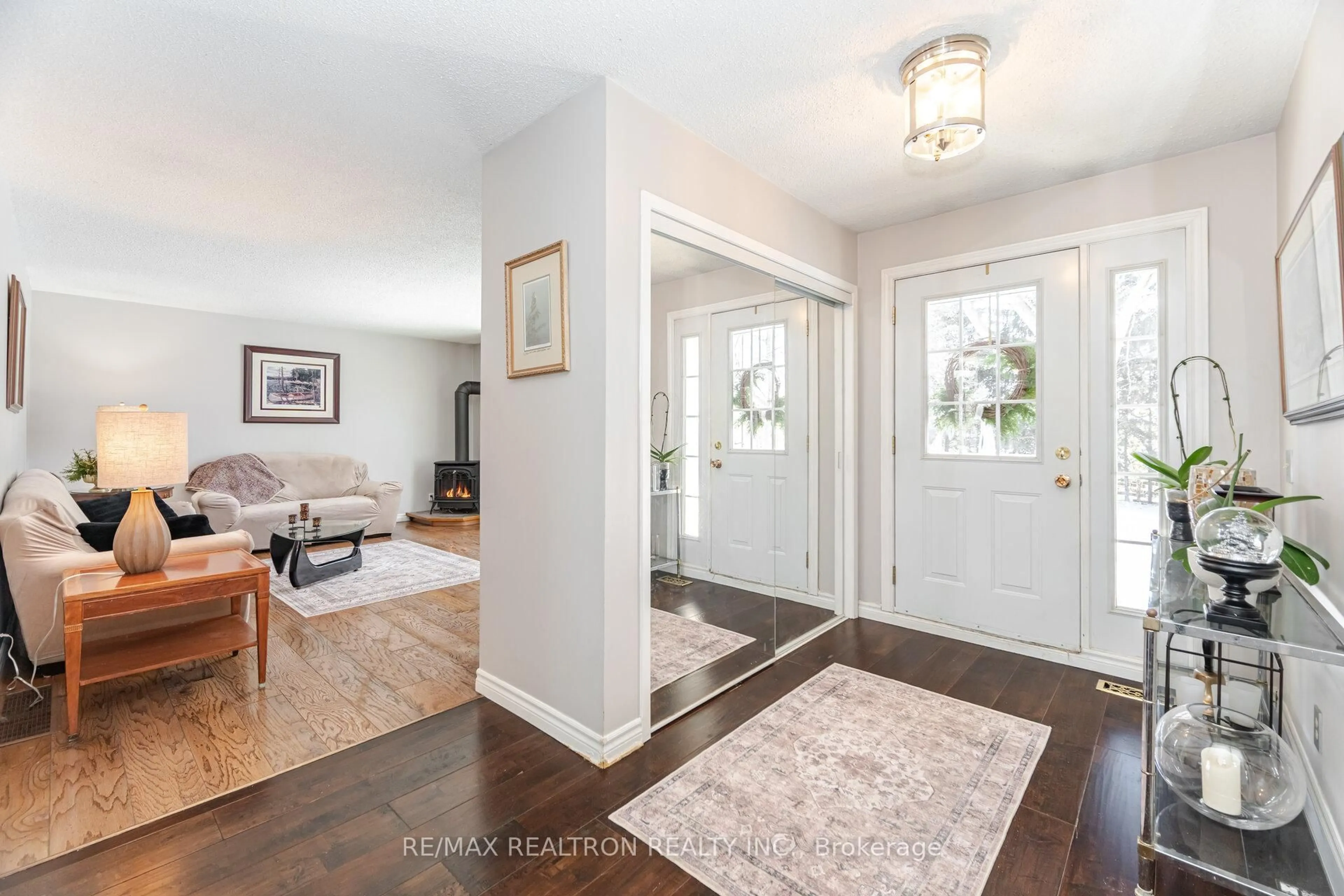 Indoor entryway for 17145 Caledon King Townline, King Ontario L0G 1W0