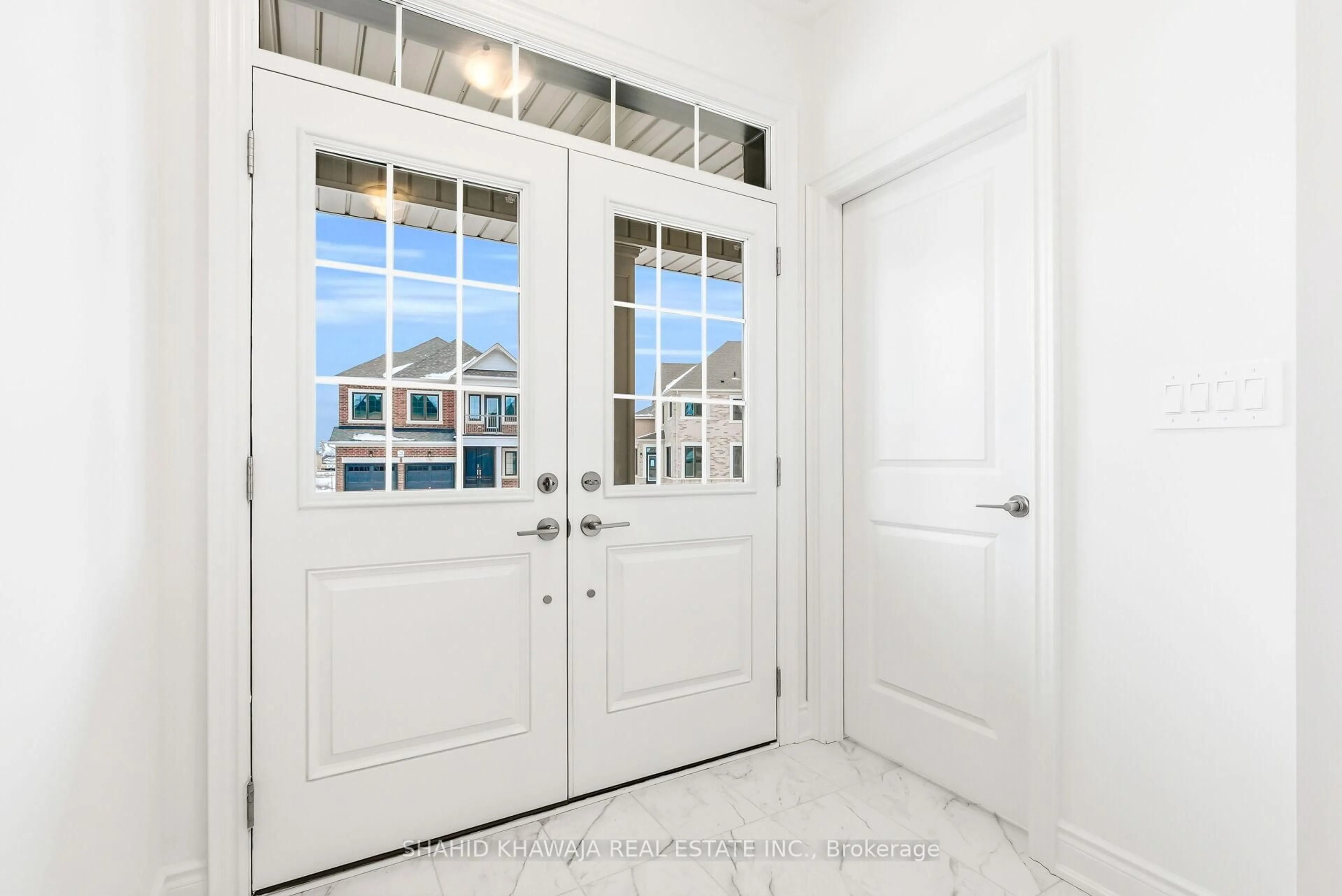 Indoor entryway for 61 Circleview Cres, Brampton Ontario L6Y 6M2