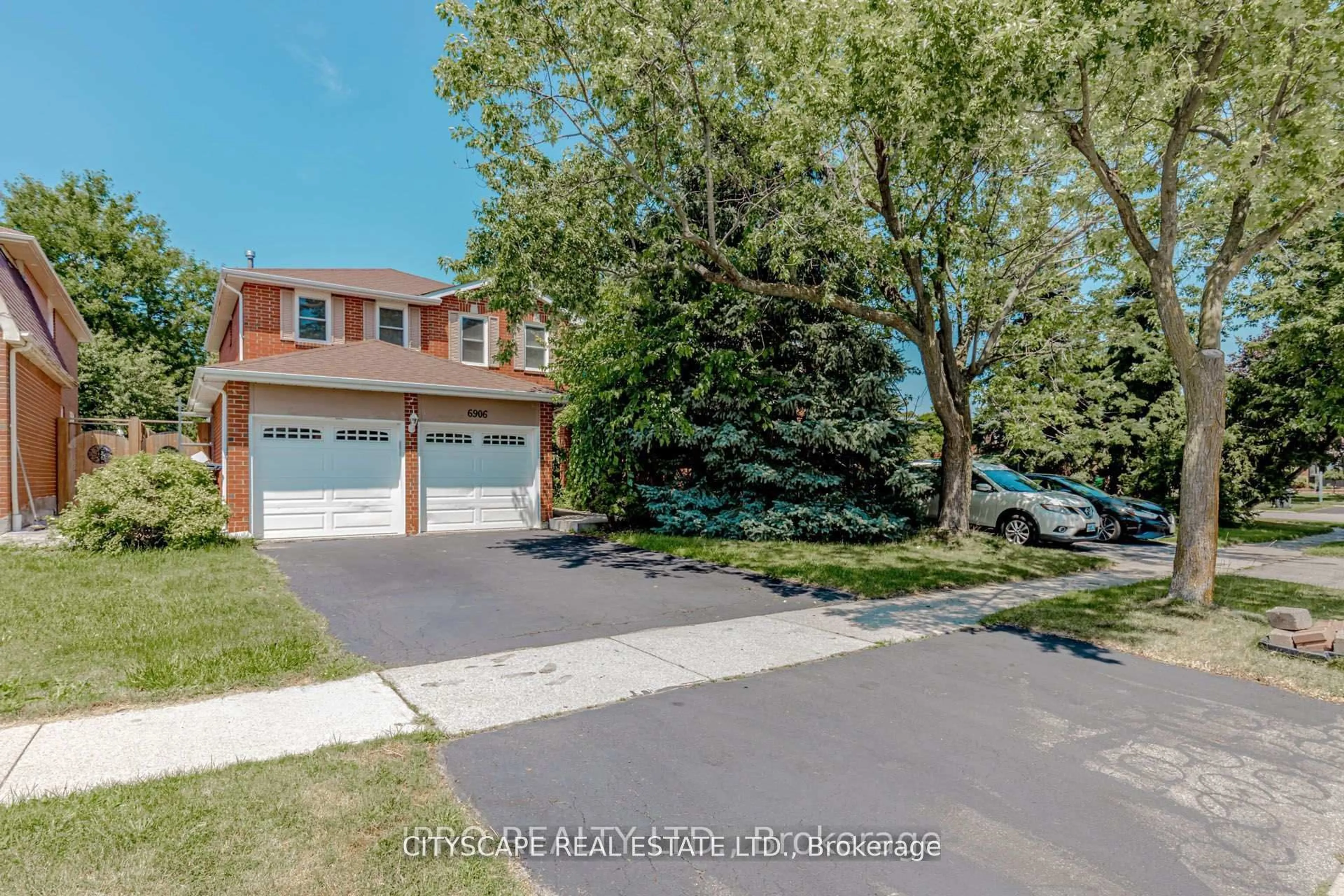 A pic from outside/outdoor area/front of a property/back of a property/a pic from drone, street for 6906 Hickling Cres, Mississauga Ontario L5N 5A8