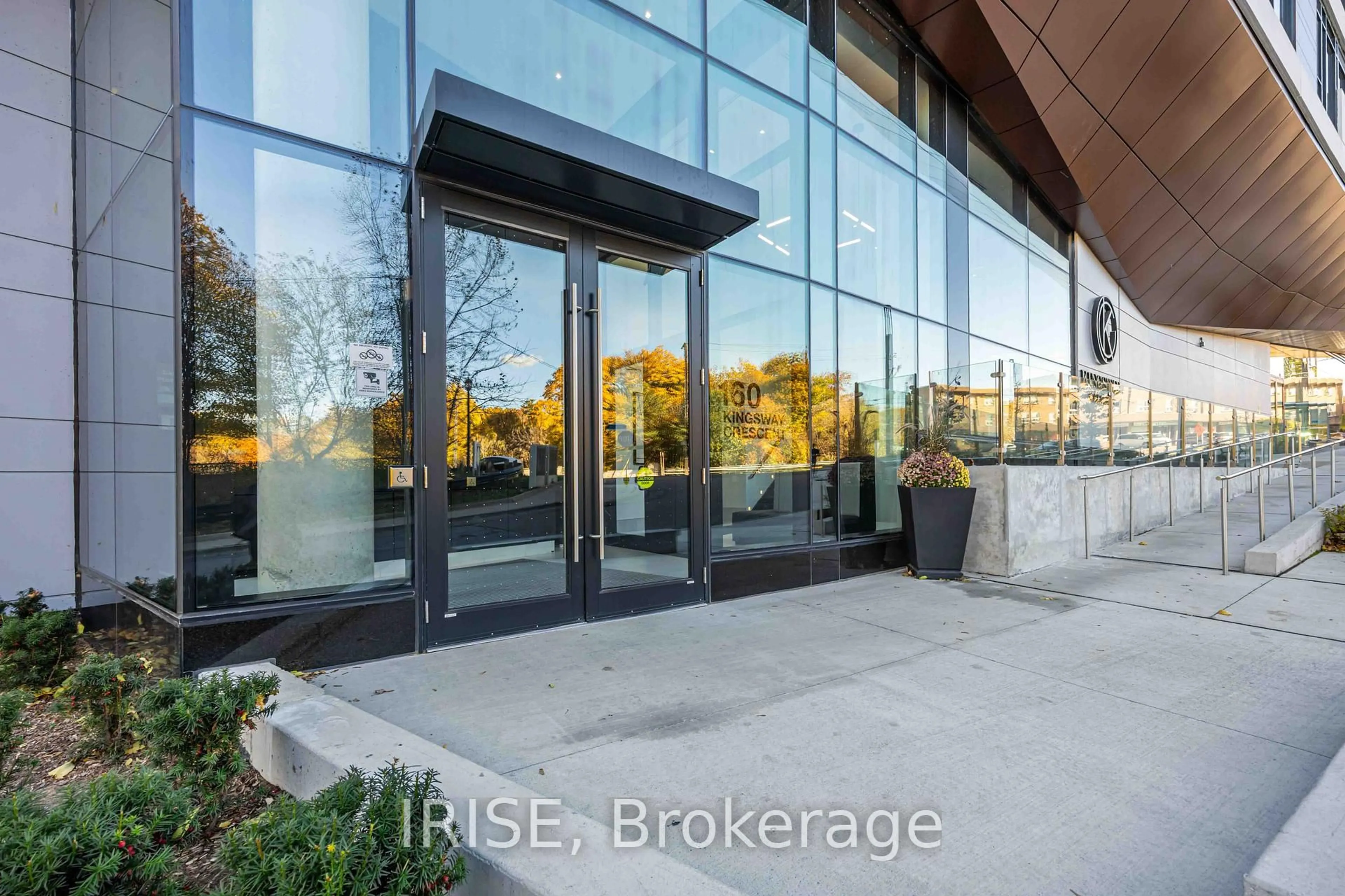 Indoor foyer for 160 Kingsway Cres #416, Toronto Ontario M8X 2S4