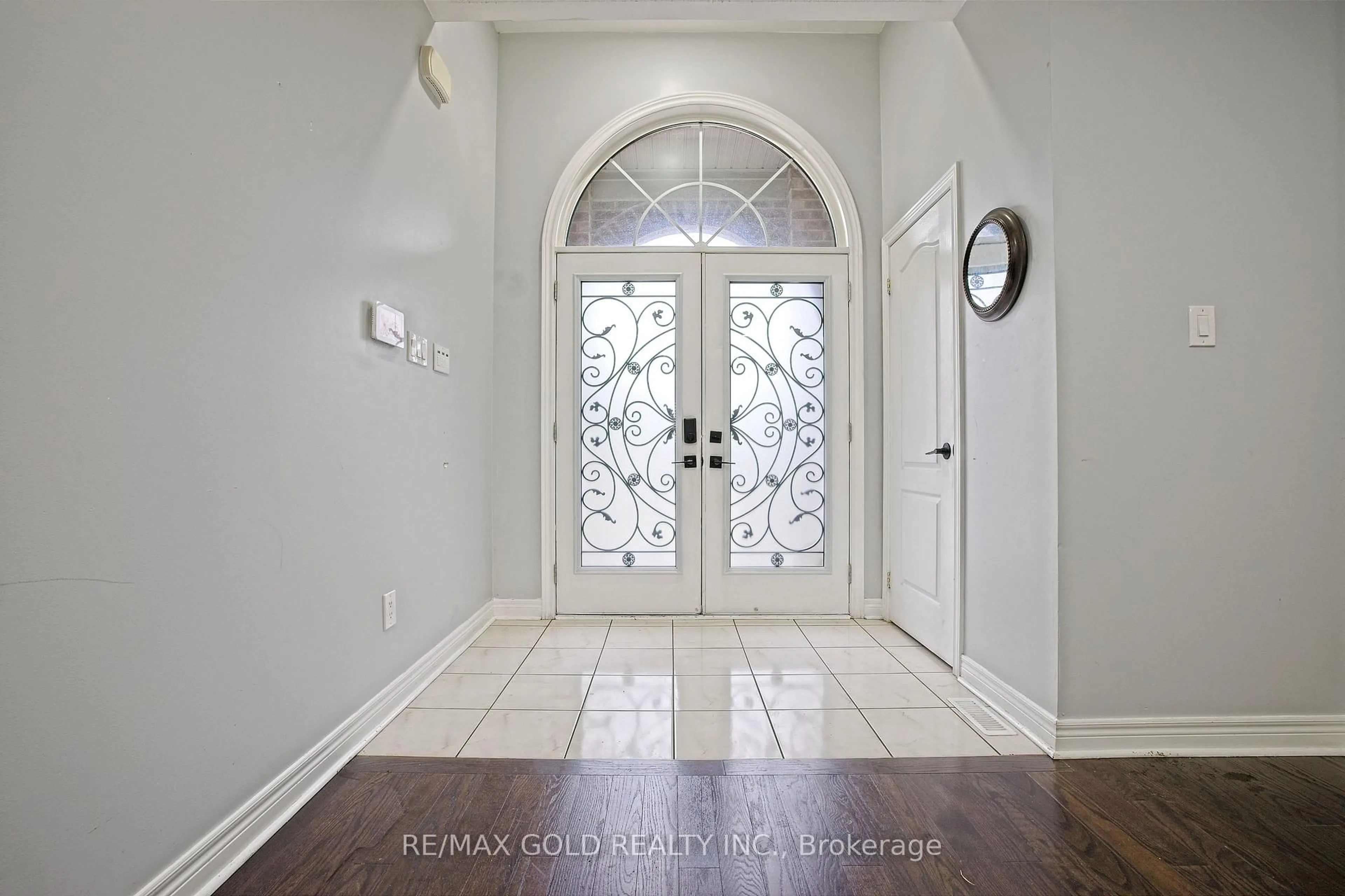 Indoor entryway for 35 Abitibi Lake Dr, Brampton Ontario L6R 0Y3