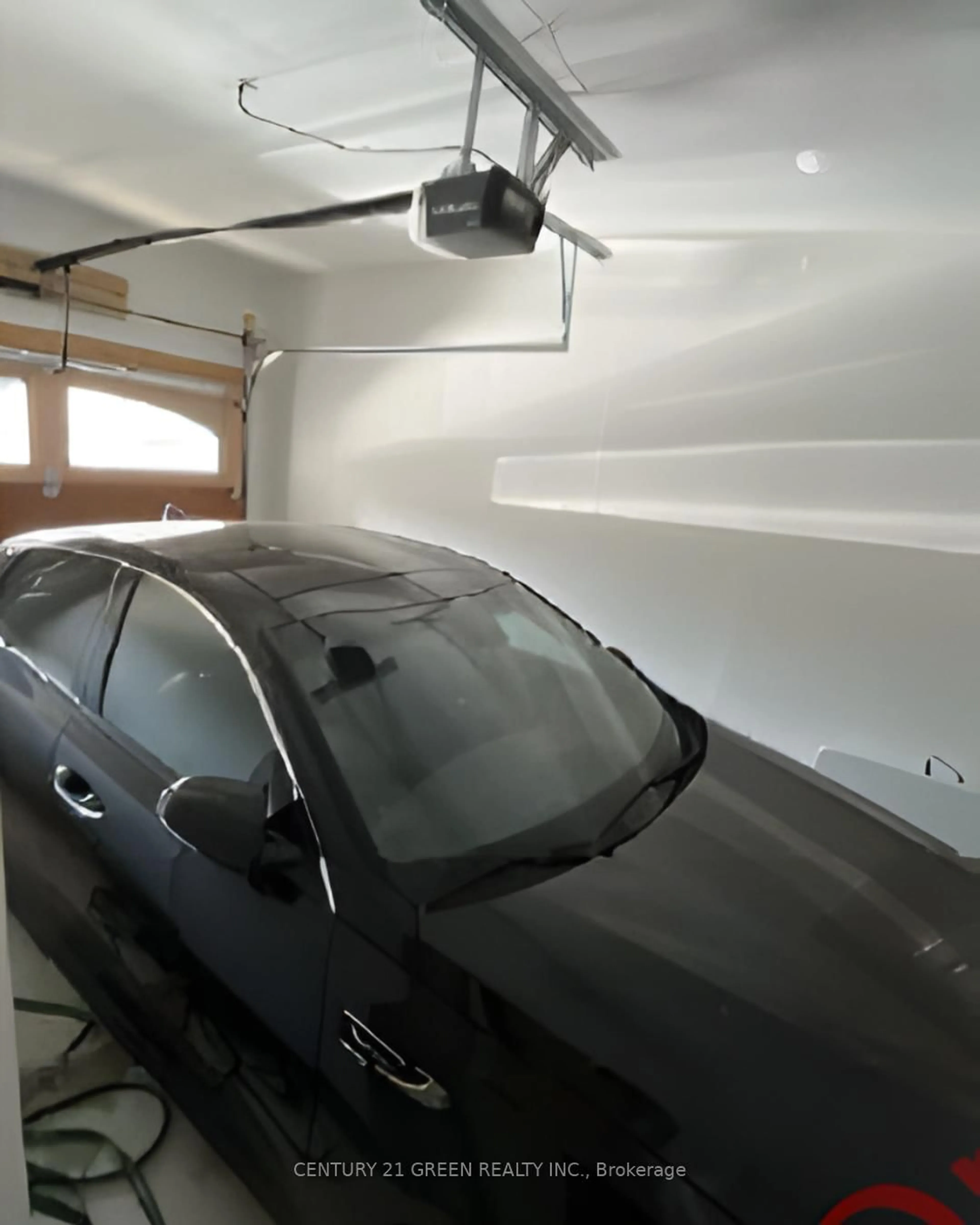 Indoor garage for 3943 KOENIG Rd, Burlington Ontario L7M 0Z8