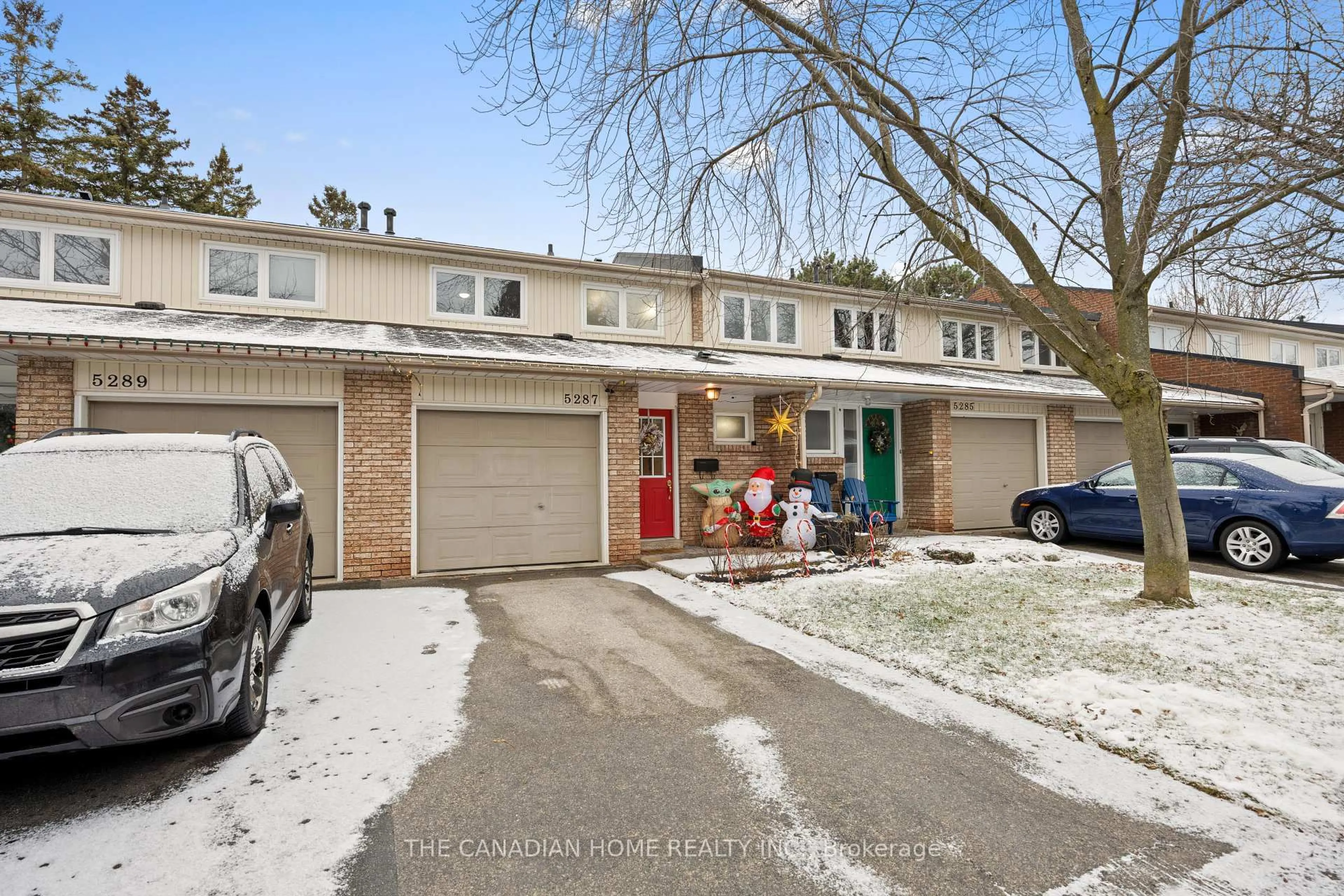 A pic from outside/outdoor area/front of a property/back of a property/a pic from drone, street for 5287 BANTING Crt, Burlington Ontario L7L 2Z4