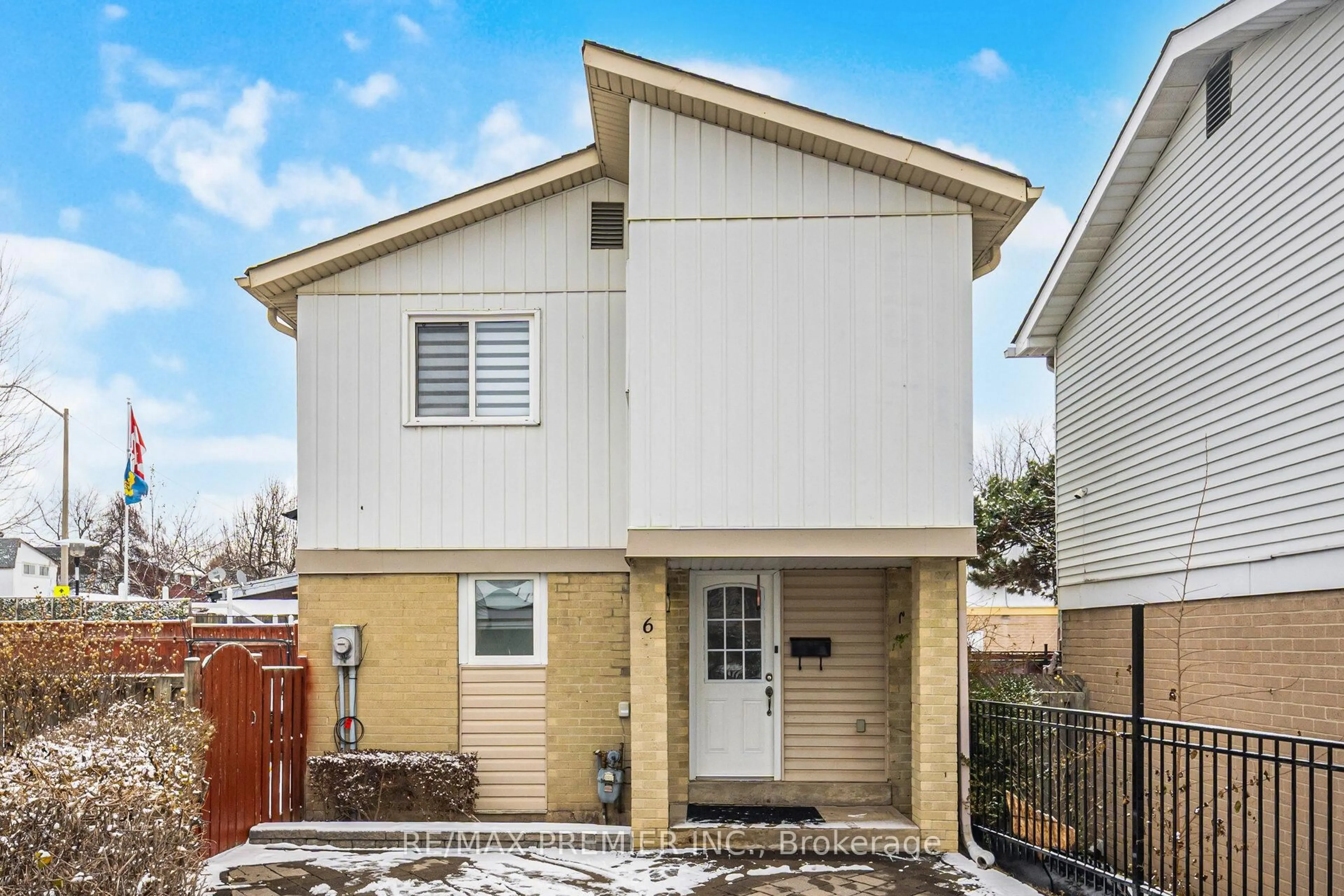 Home with vinyl exterior material, street for 6 Holloway Crt, Brampton Ontario L6S 1R3