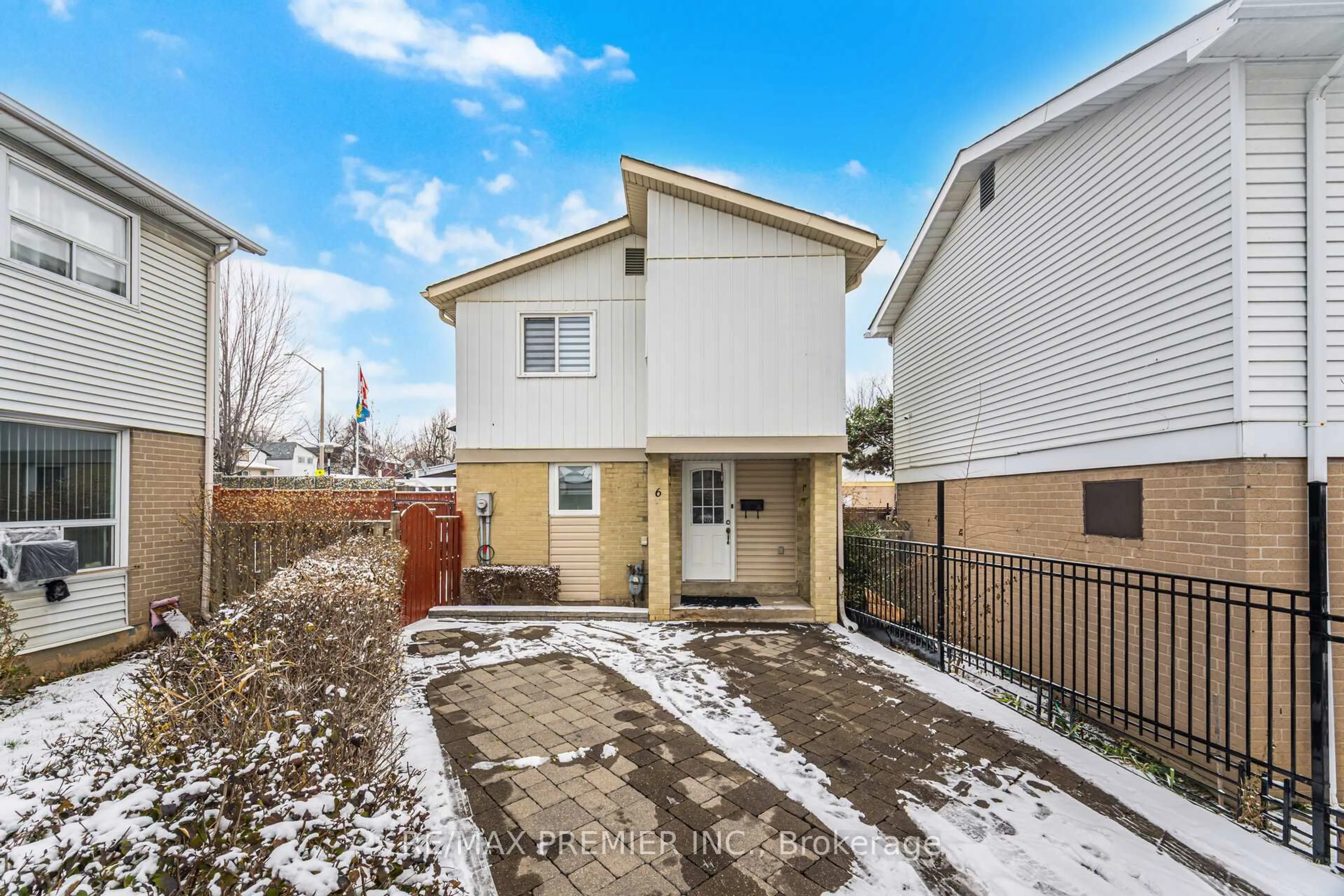 A pic from outside/outdoor area/front of a property/back of a property/a pic from drone, street for 6 Holloway Crt, Brampton Ontario L6S 1R3