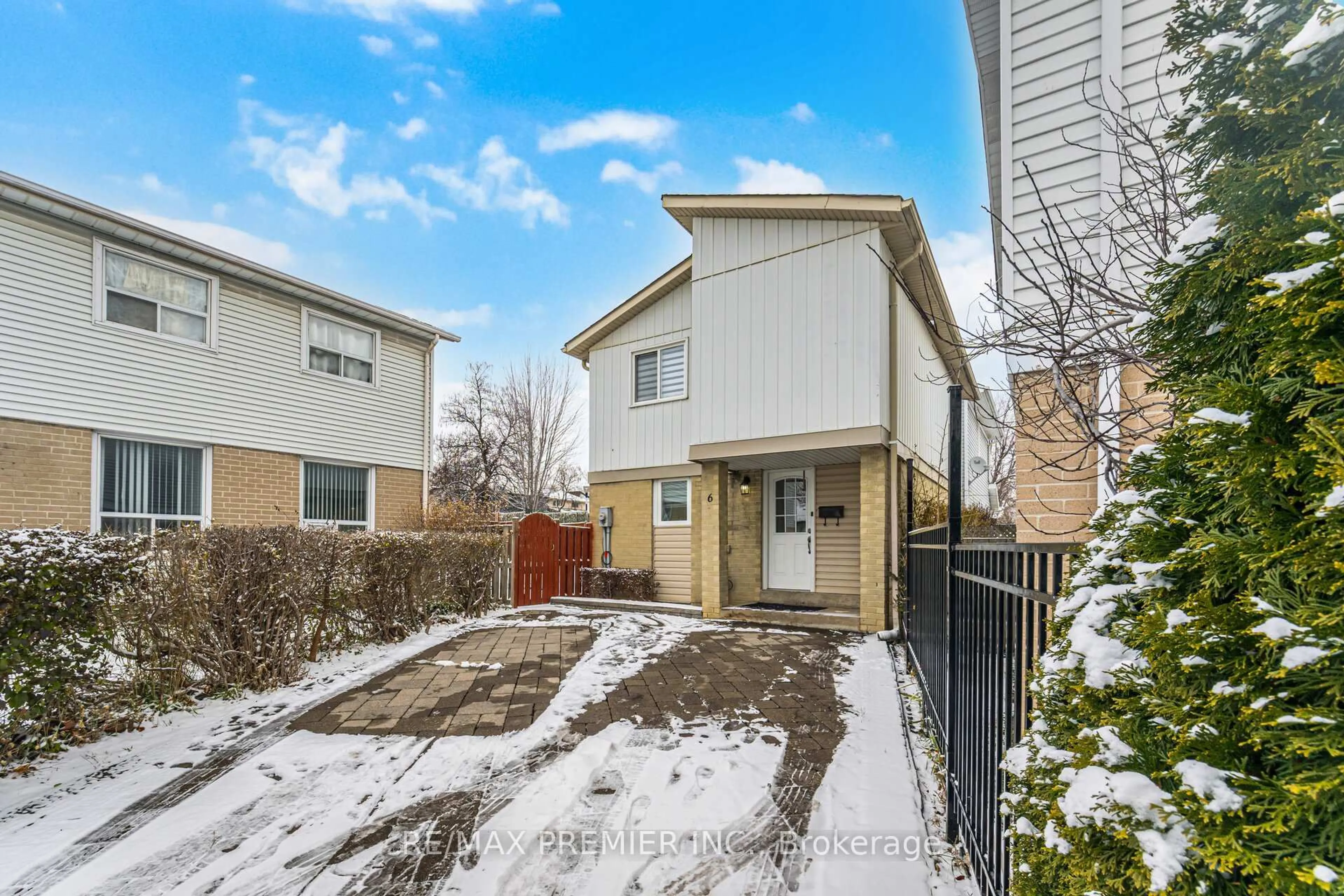 A pic from outside/outdoor area/front of a property/back of a property/a pic from drone, street for 6 Holloway Crt, Brampton Ontario L6S 1R3