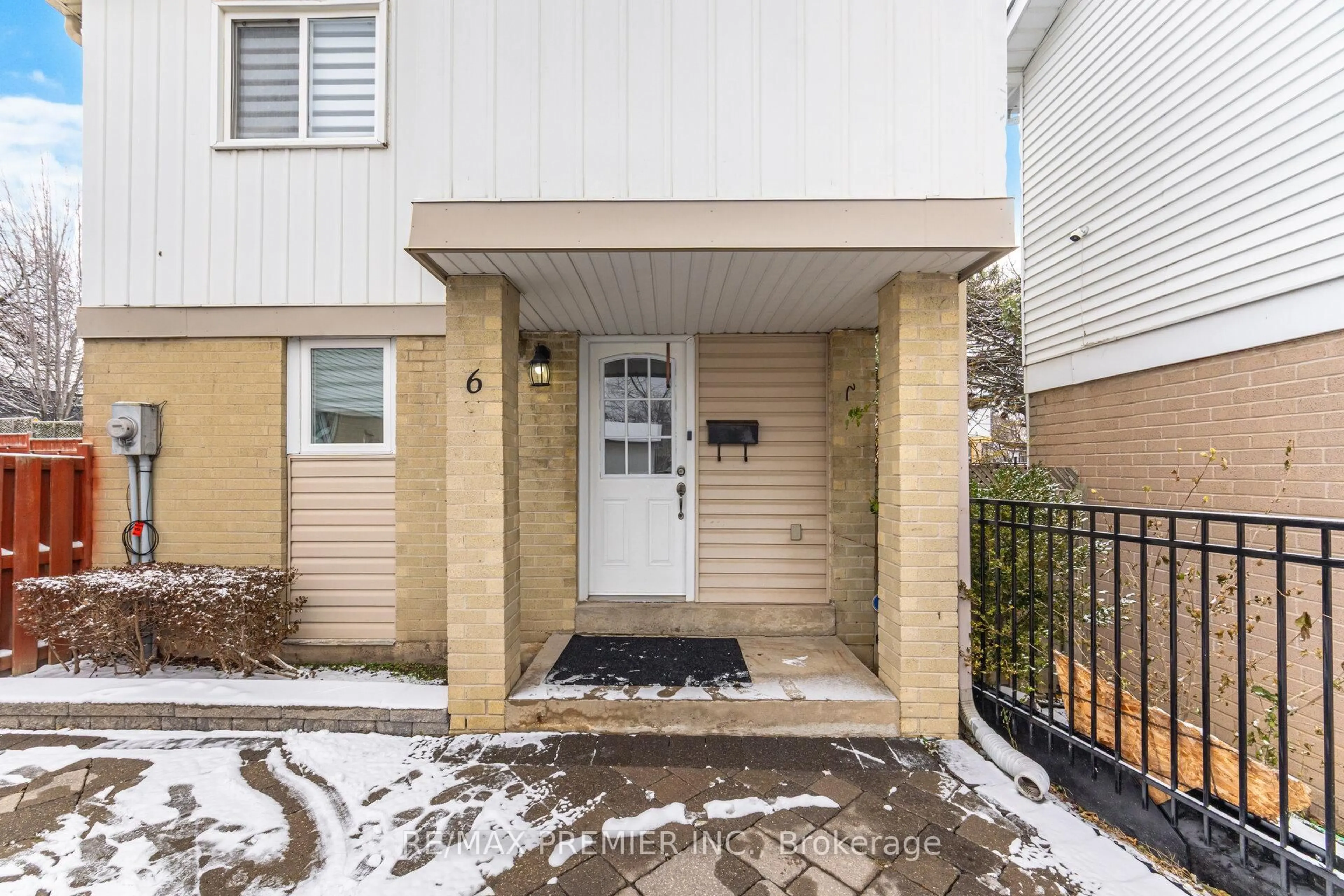 Indoor entryway for 6 Holloway Crt, Brampton Ontario L6S 1R3