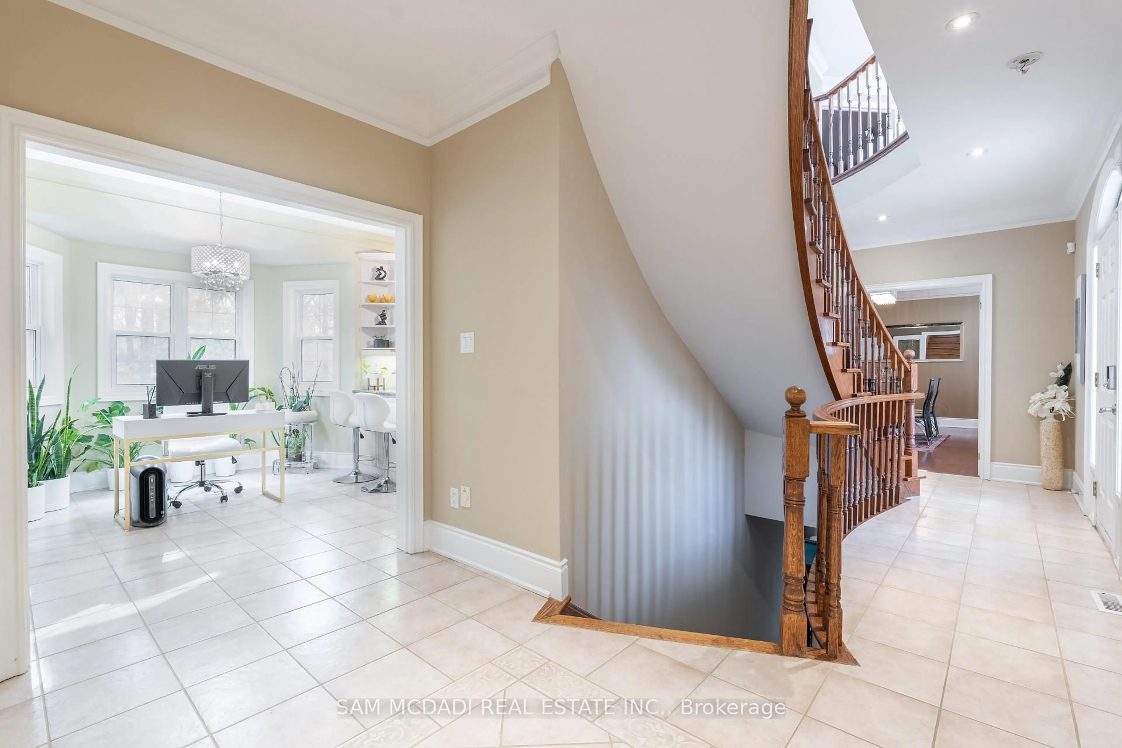 Indoor foyer for 3248 Barchester Crt, Mississauga Ontario L5L 5Z1