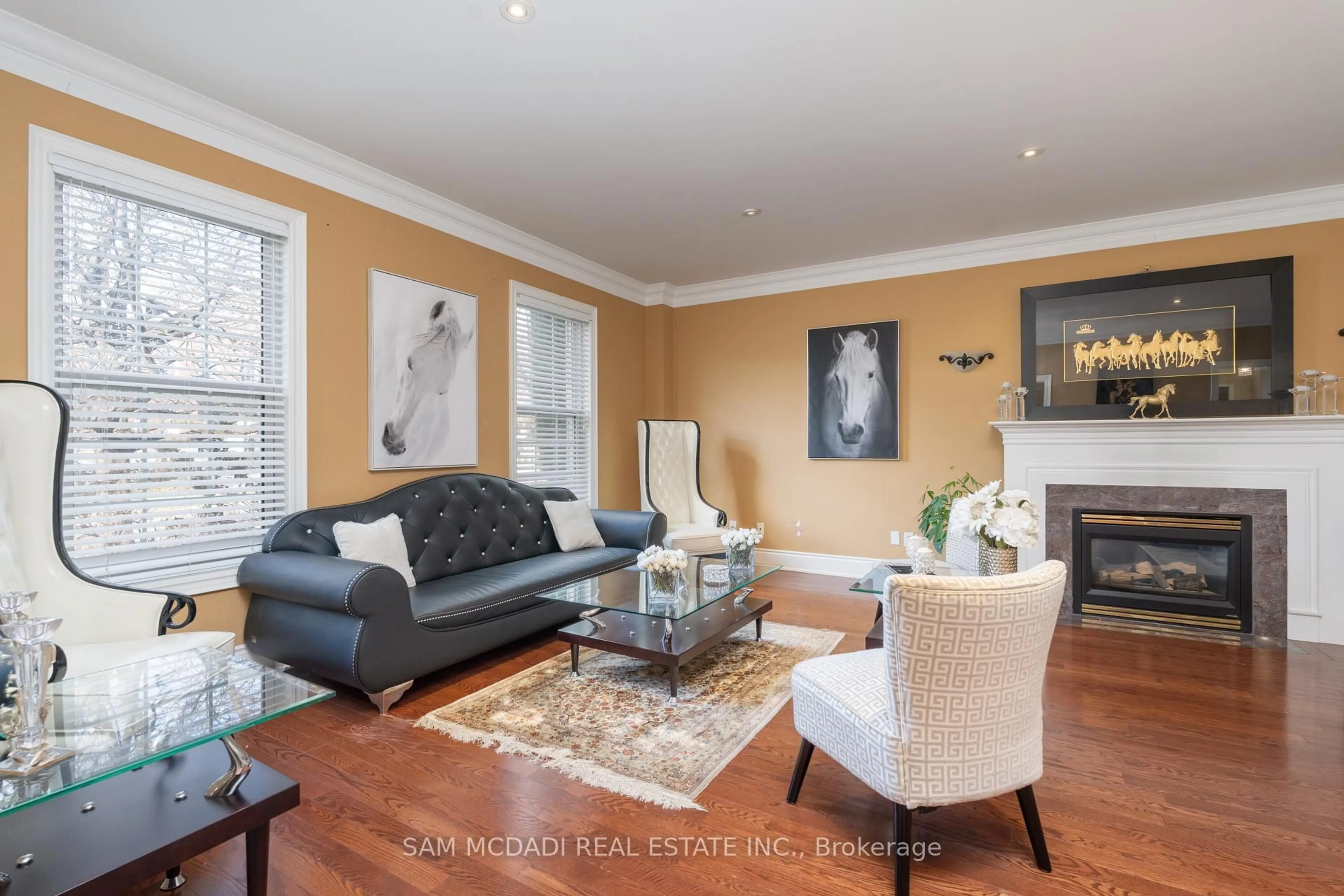 Living room with furniture, wood/laminate floor for 3248 Barchester Crt, Mississauga Ontario L5L 5Z1