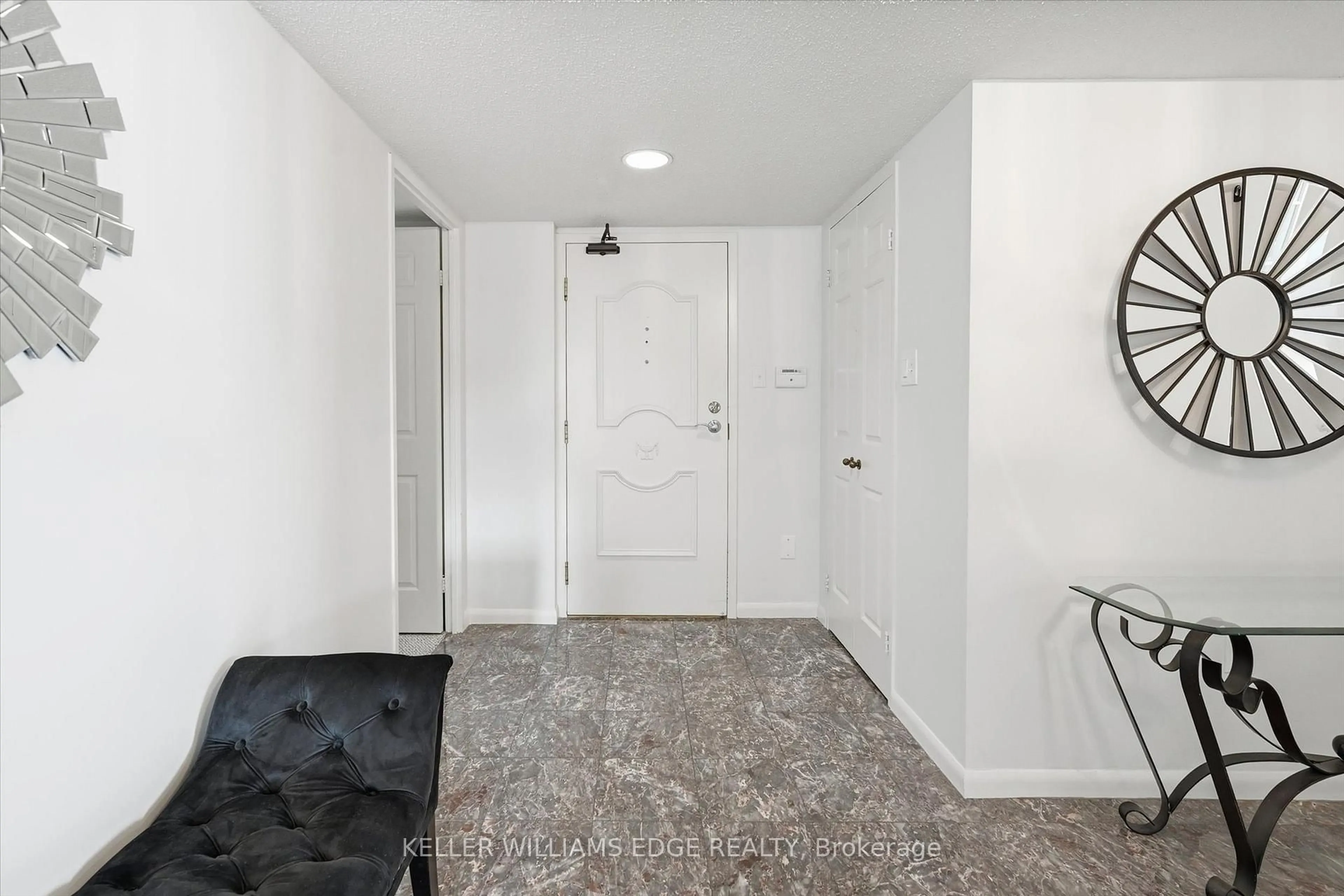 Indoor entryway for 2170 Marine Dr #1808, Oakville Ontario L6L 5V1