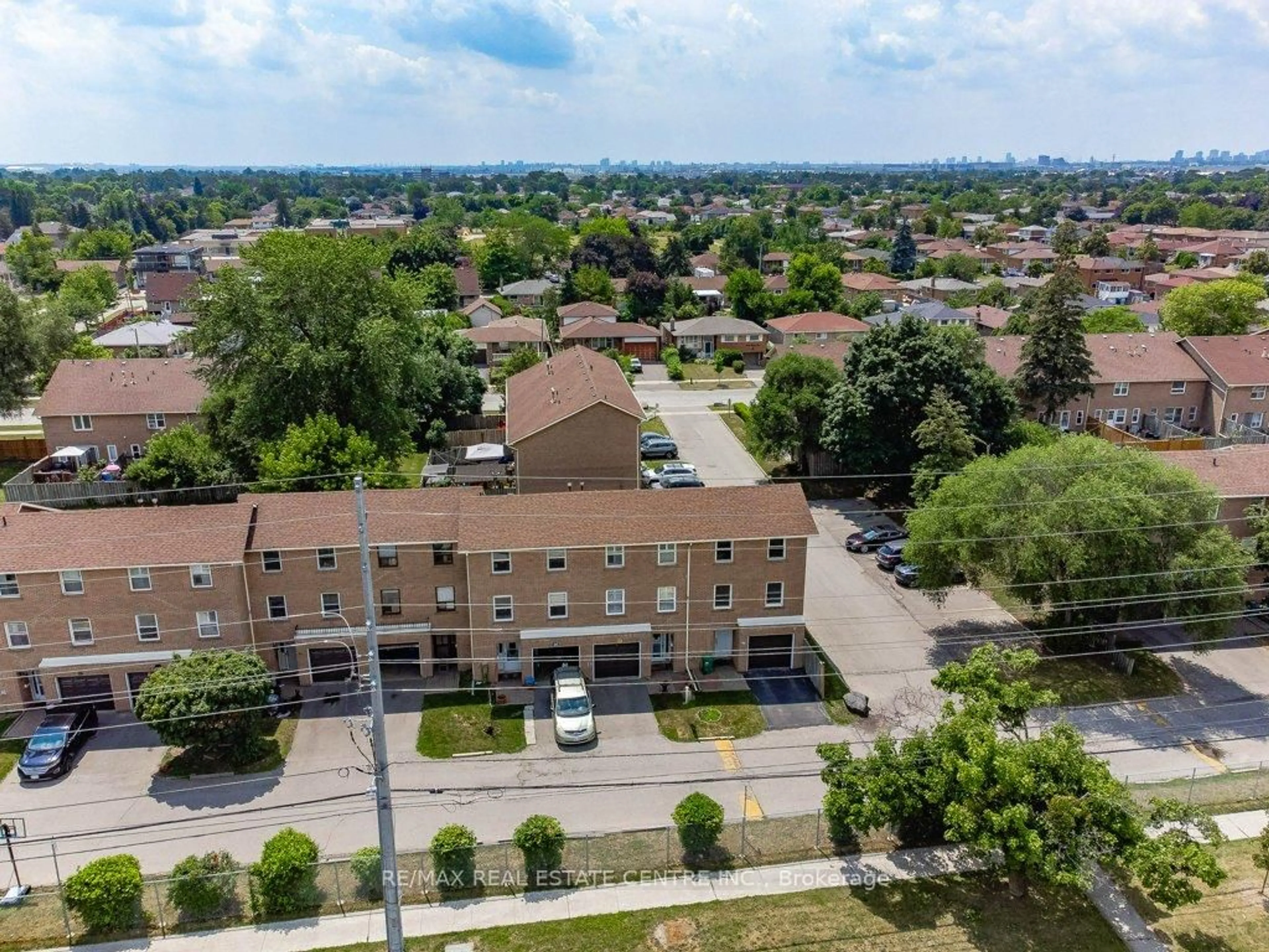 A pic from outside/outdoor area/front of a property/back of a property/a pic from drone, unknown for 7255 Dooley Dr #47, Mississauga Ontario L4T 2S7