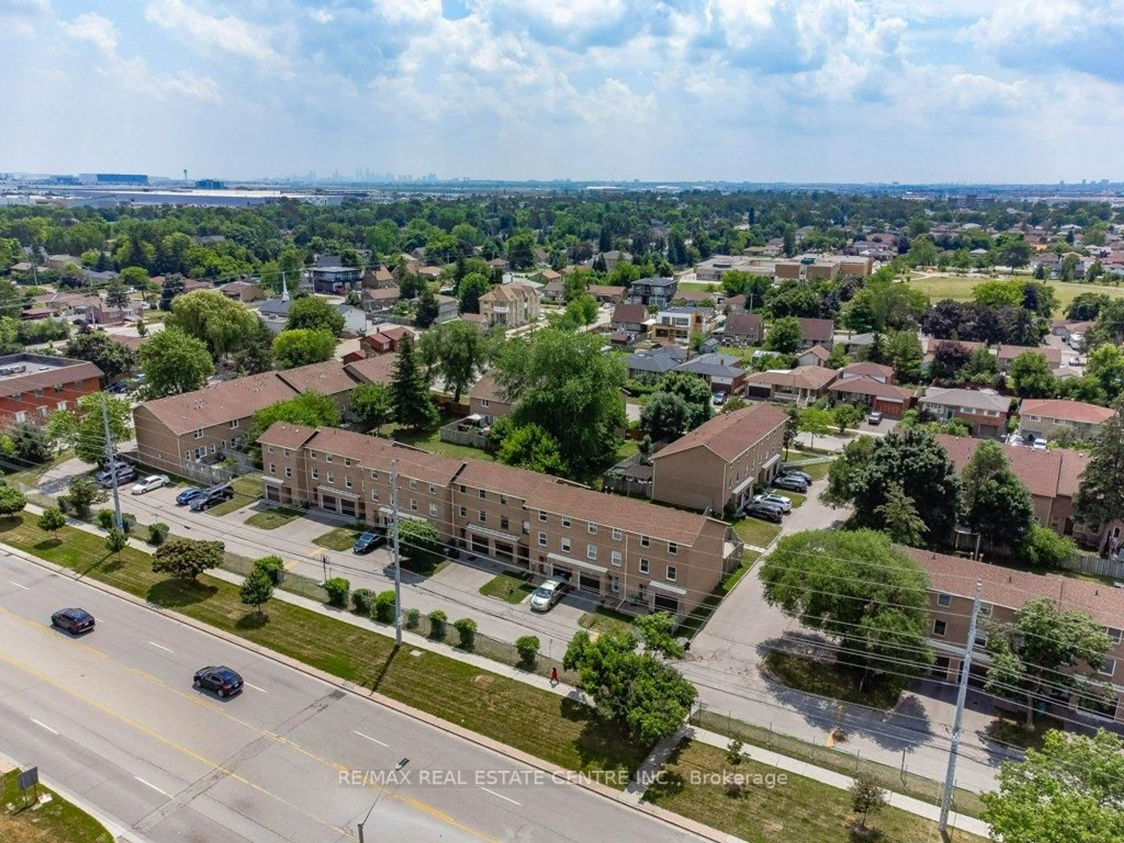 A pic from outside/outdoor area/front of a property/back of a property/a pic from drone, unknown for 7255 Dooley Dr #47, Mississauga Ontario L4T 2S7