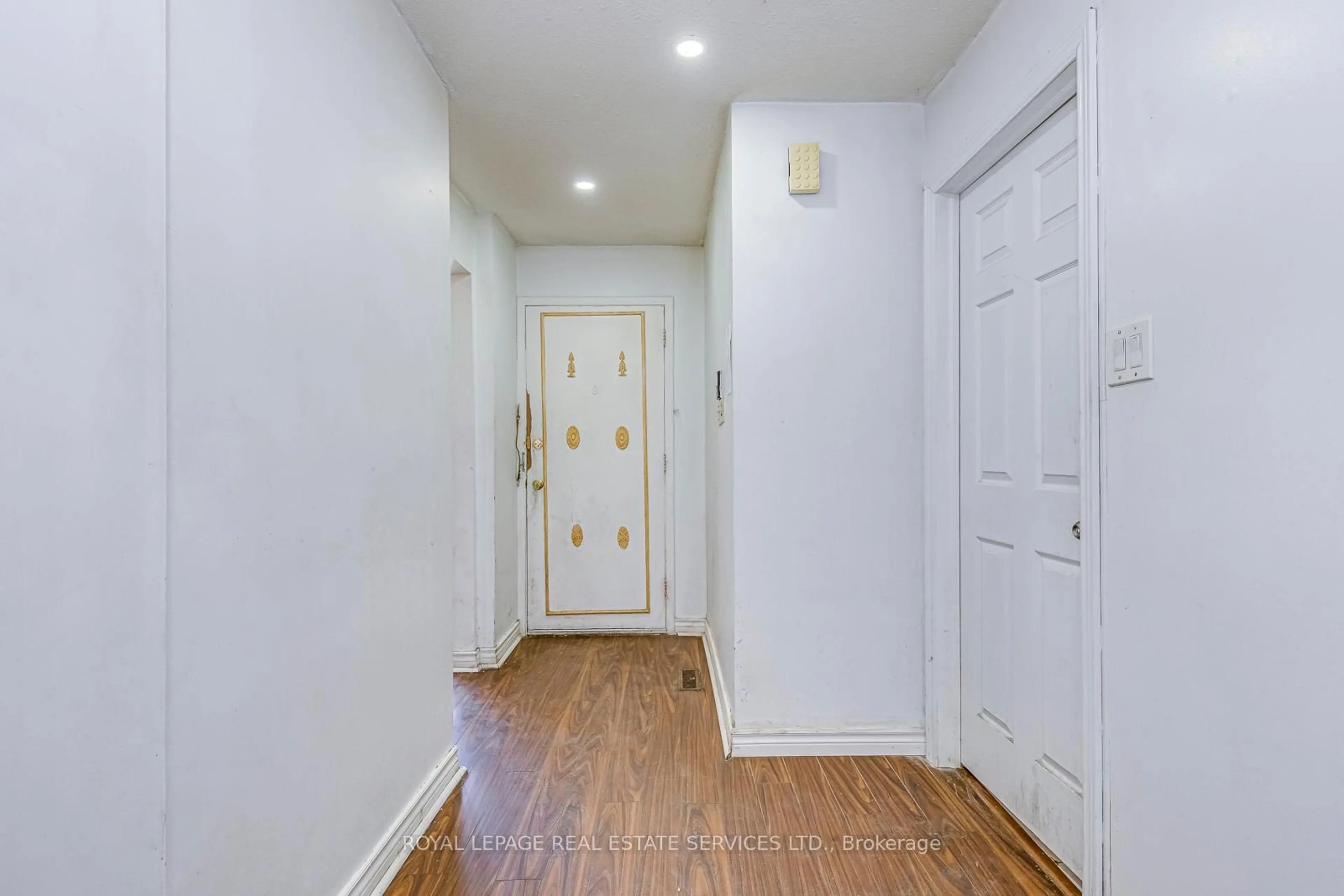 Indoor entryway for 66 Banting Cres, Brampton Ontario L6Y 2K9