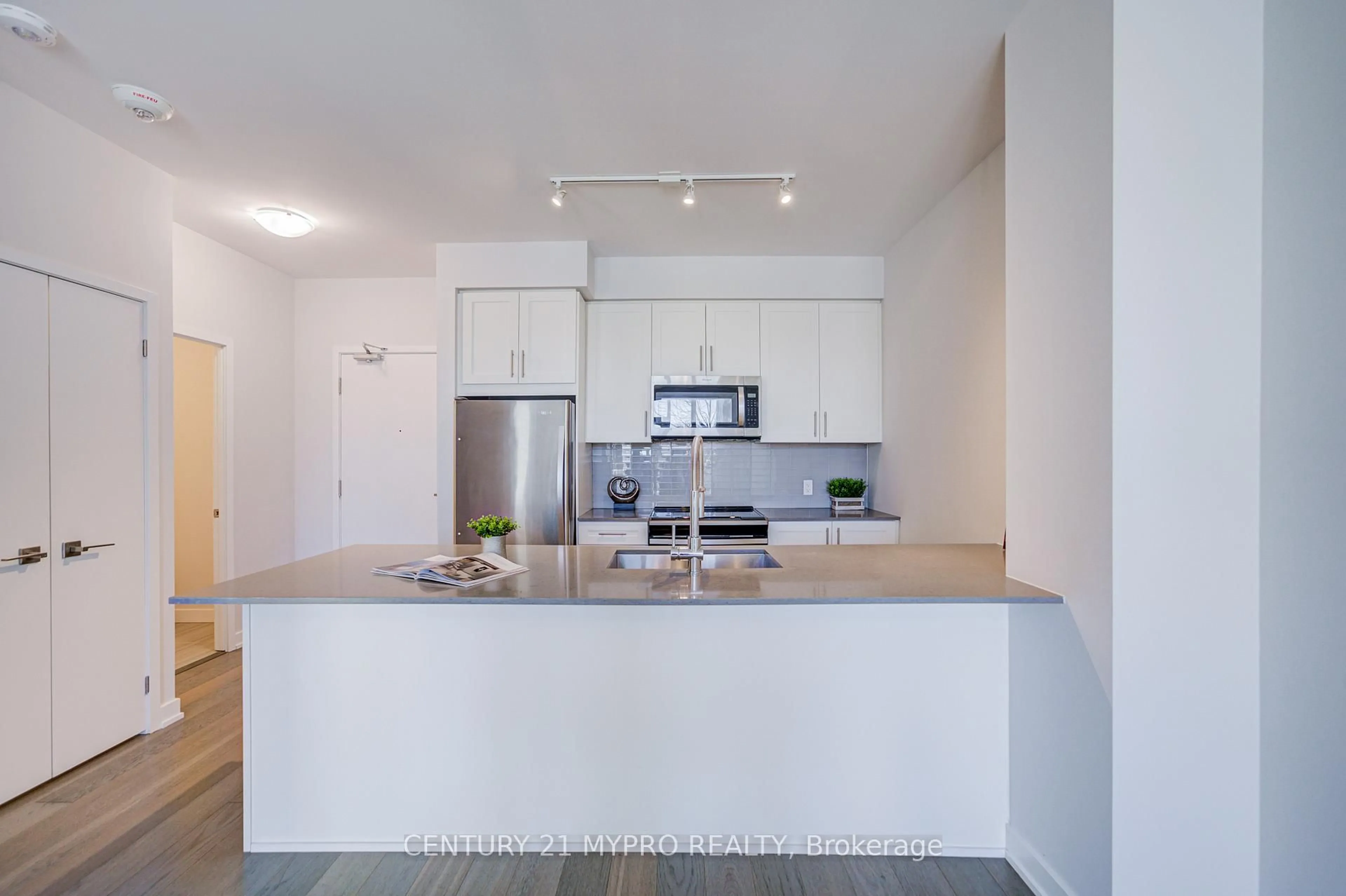 Standard kitchen, unknown for 4055 Parkside Village Dr #TH8, Mississauga Ontario L5B 0K8