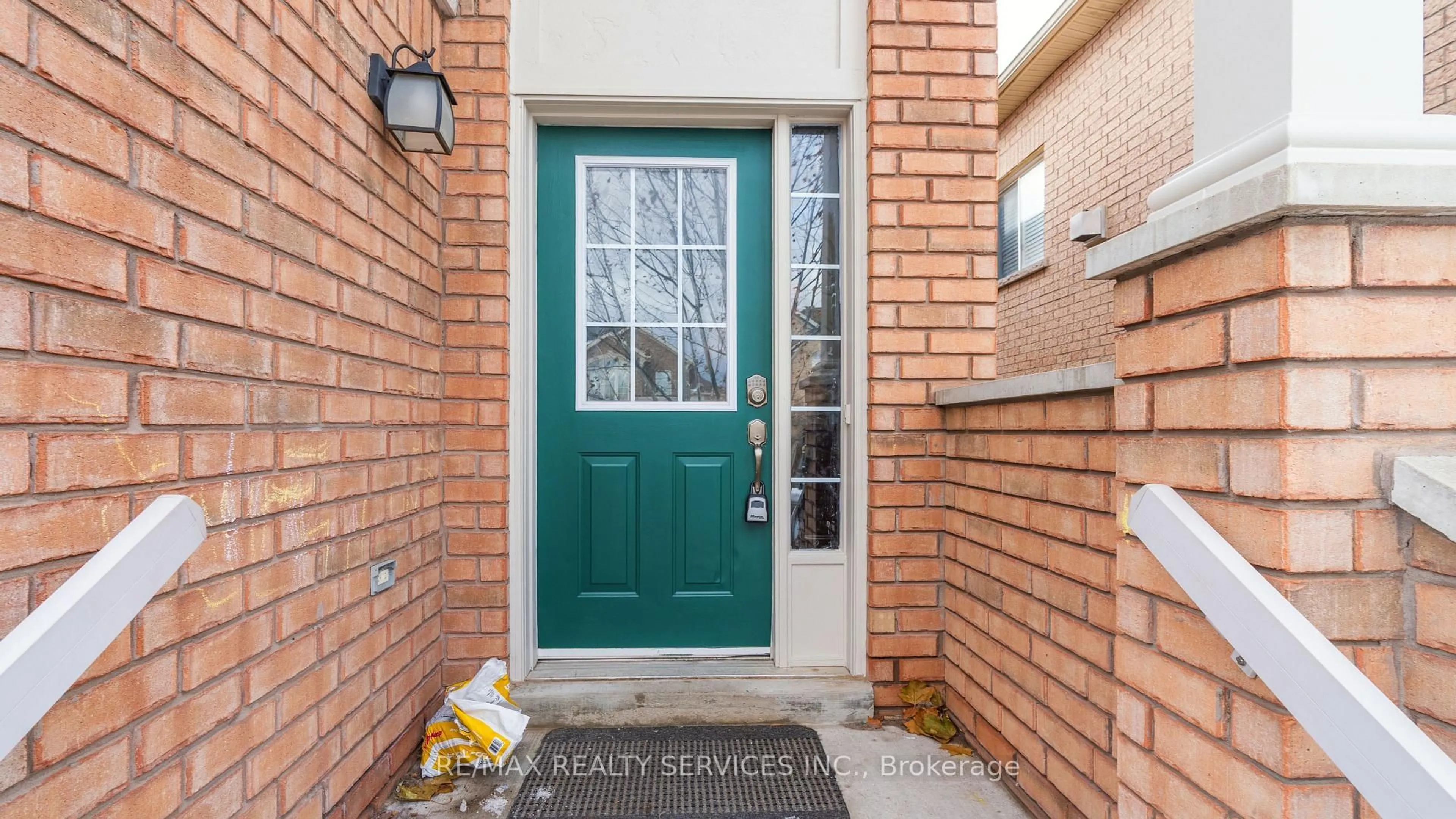 Indoor entryway for 28 Atira Ave, Brampton Ontario L7A 3V1