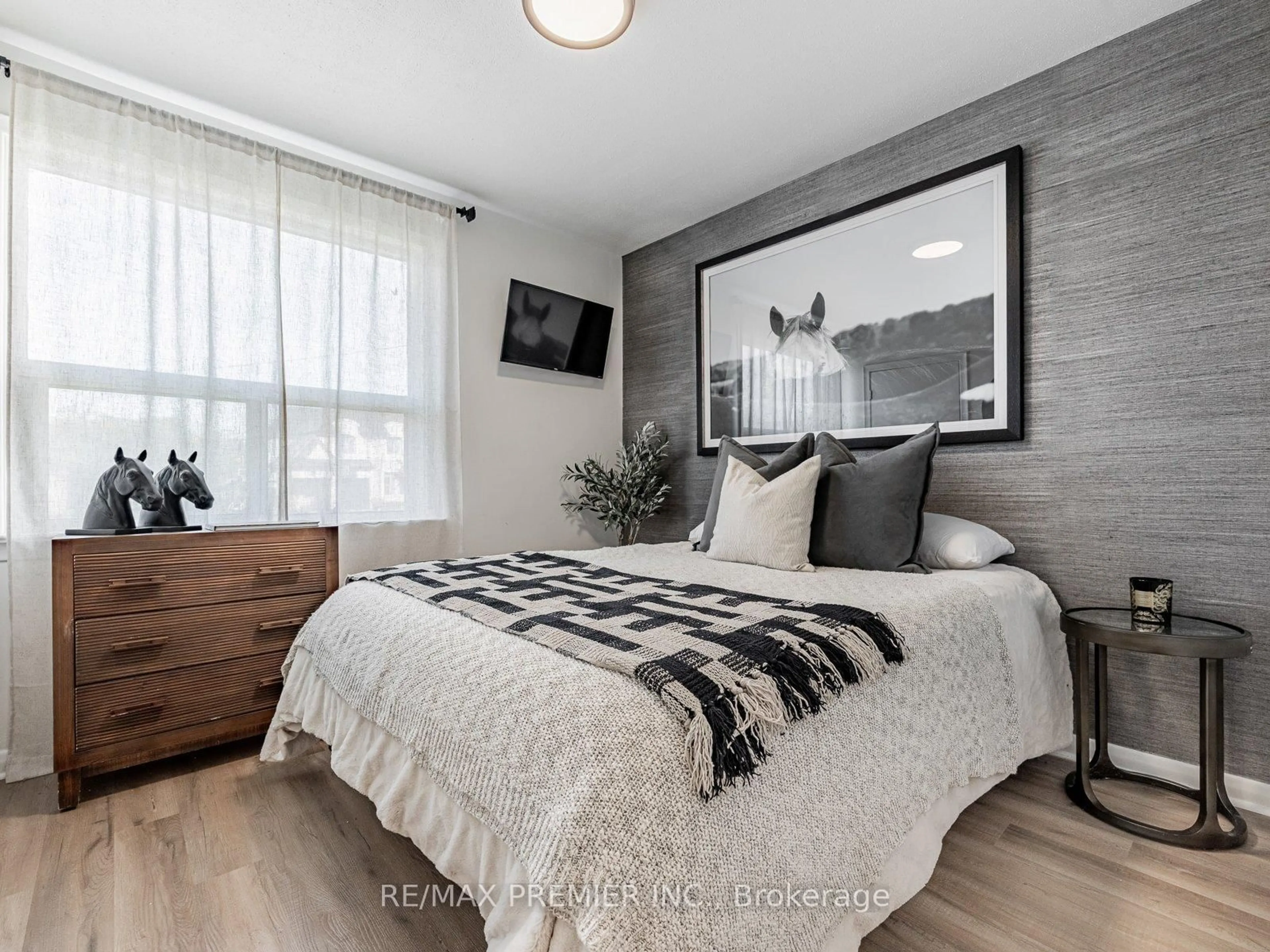 Bedroom with bed, wood/laminate floor for 1368 Tansley Dr, Oakville Ontario L6L 2N4
