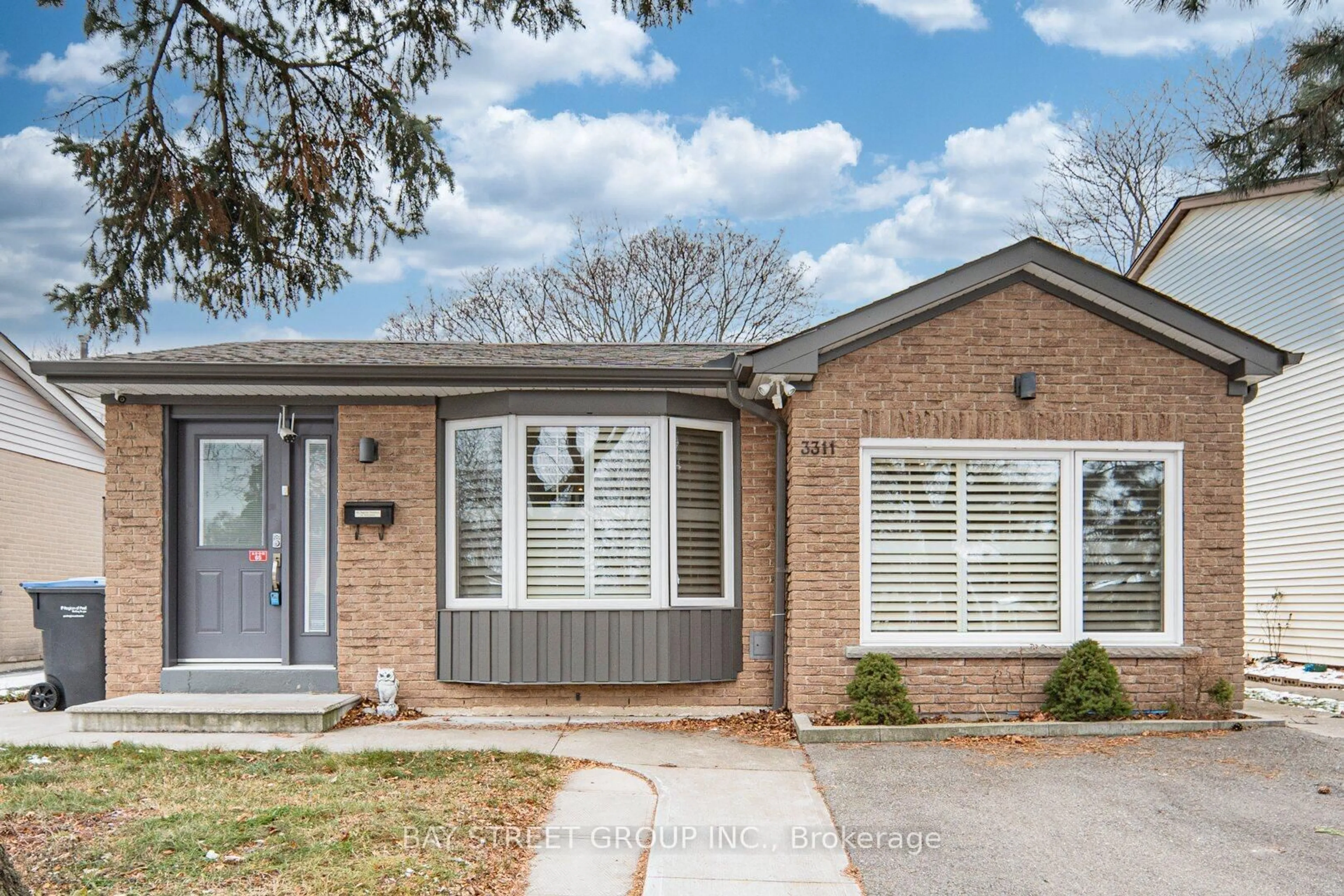 Home with brick exterior material, street for 3311 Kings Masting Cres, Mississauga Ontario L5L 1G5