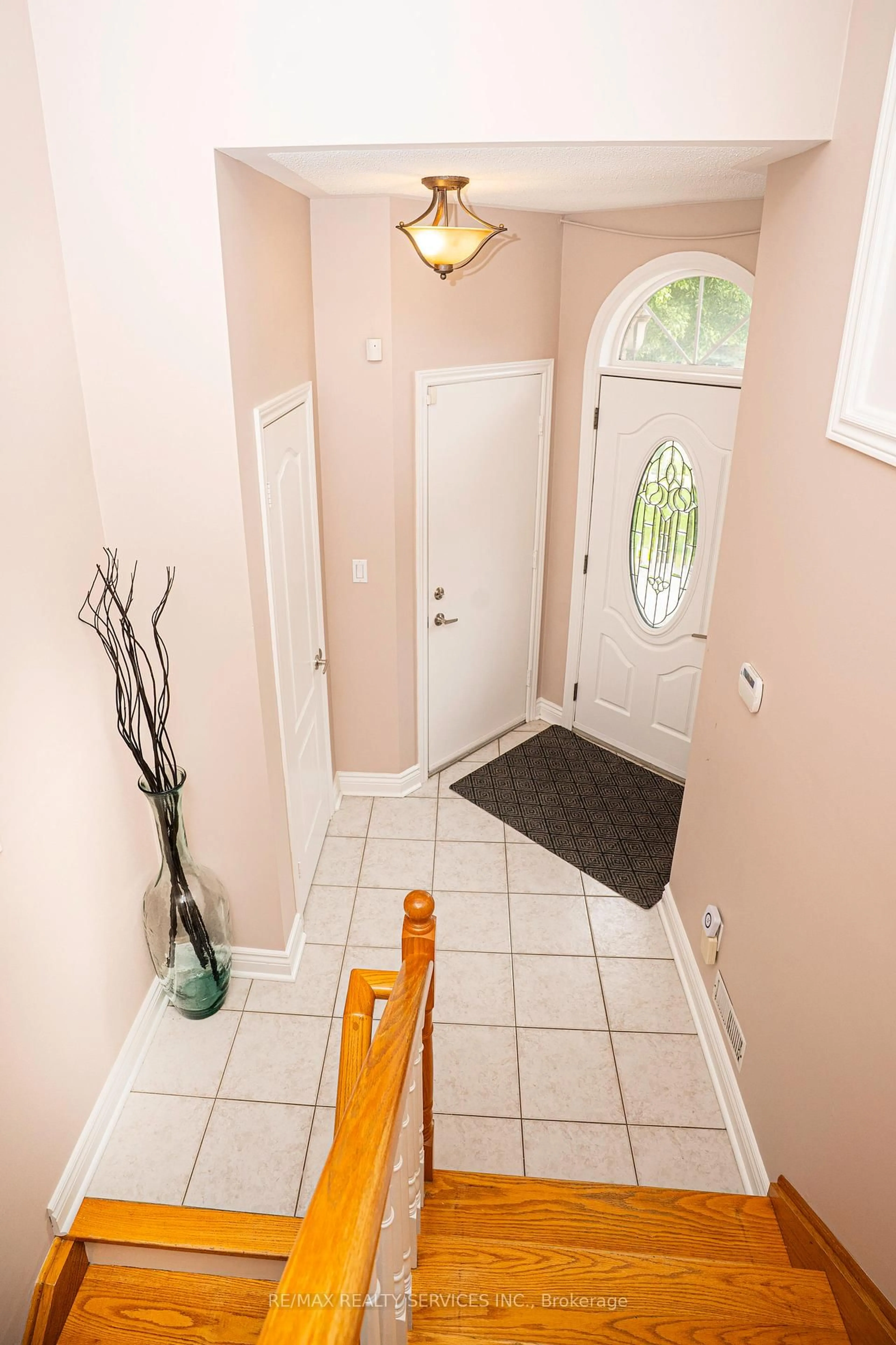 Indoor entryway for 44 Edgar Rd, Caledon Ontario L7E 2J9