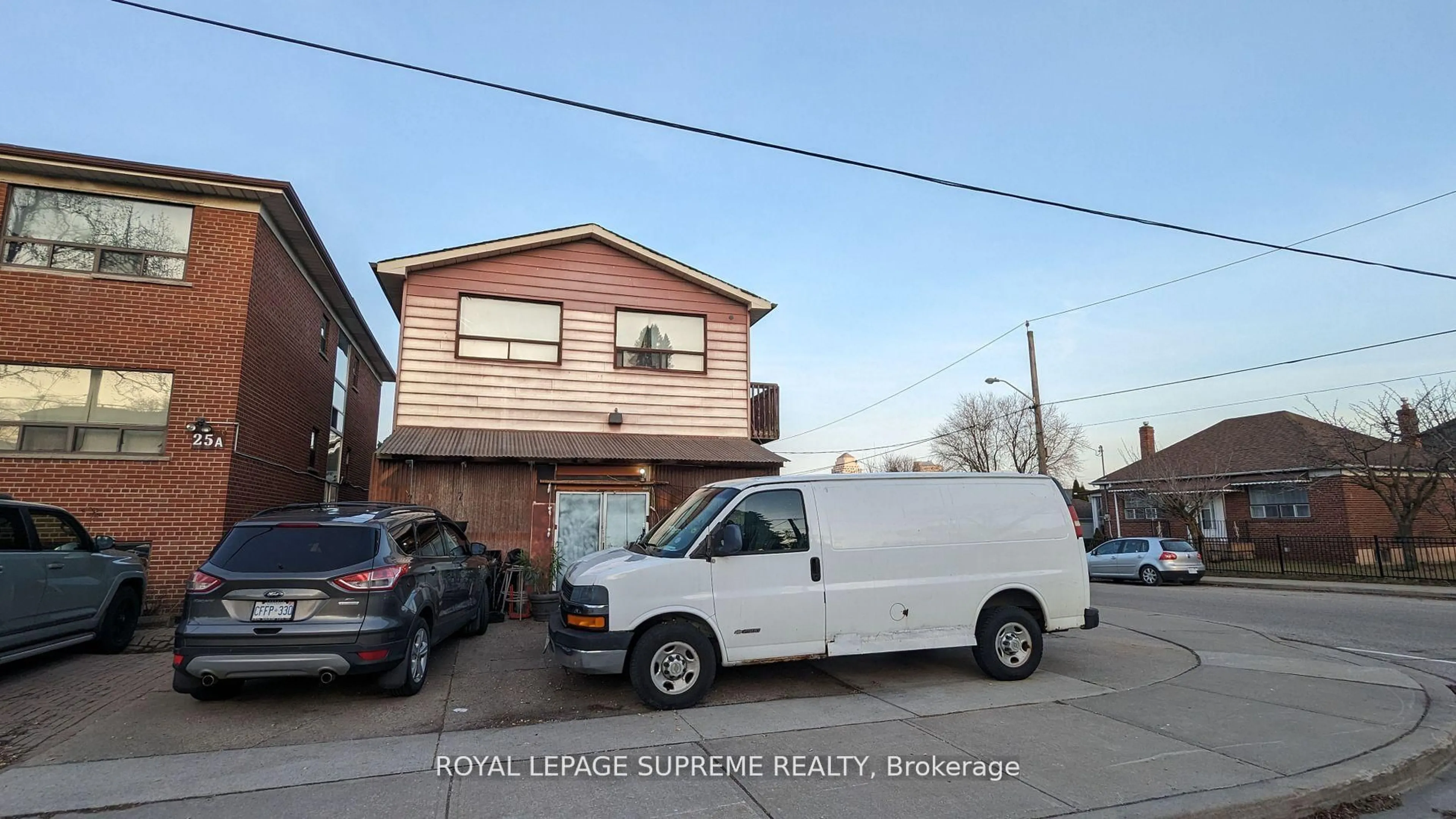 Blurry image for 25 Milton St, Toronto Ontario M8Y 2X7