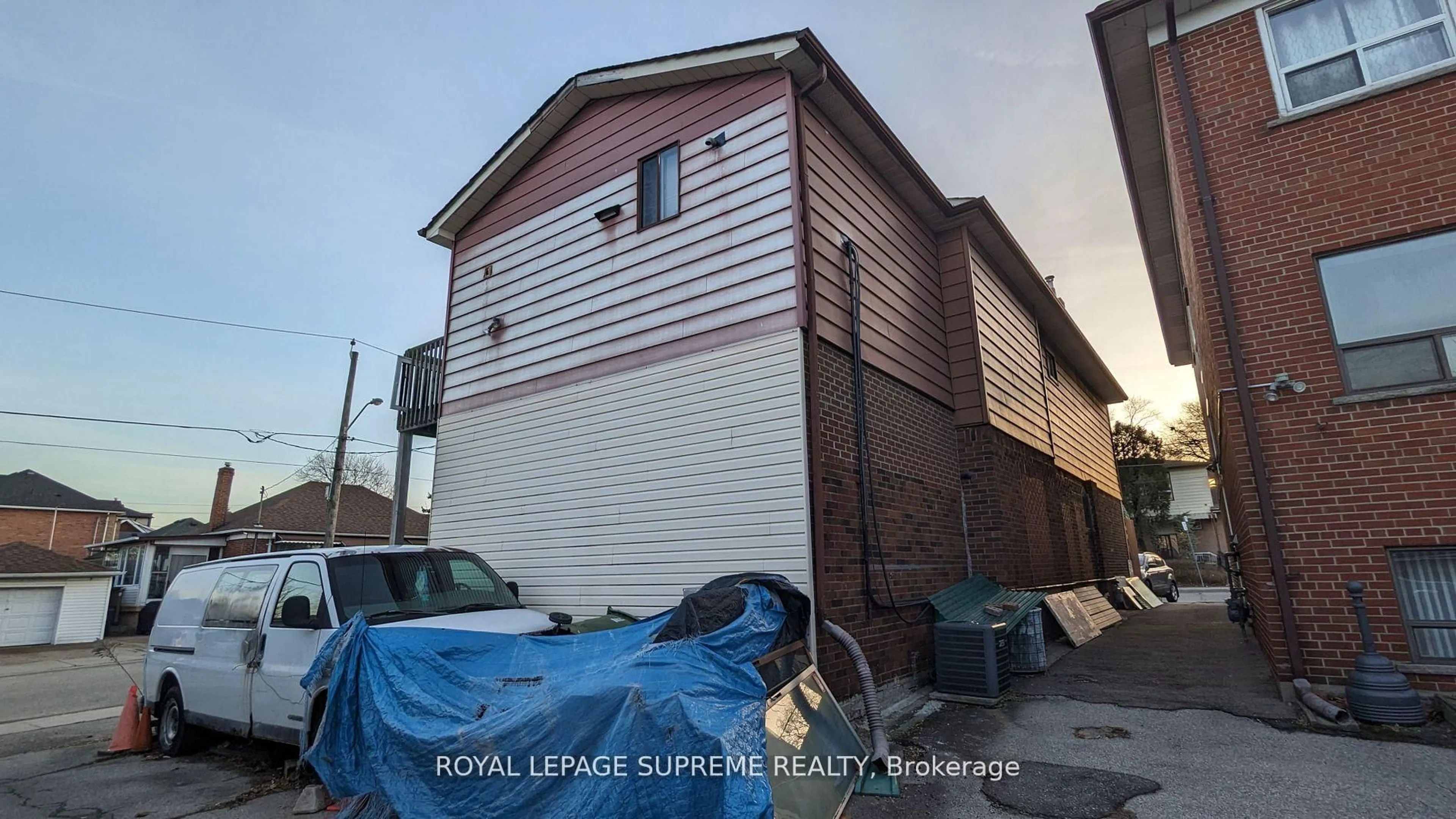 Home with brick exterior material, building for 25 Milton St, Toronto Ontario M8Y 2X7