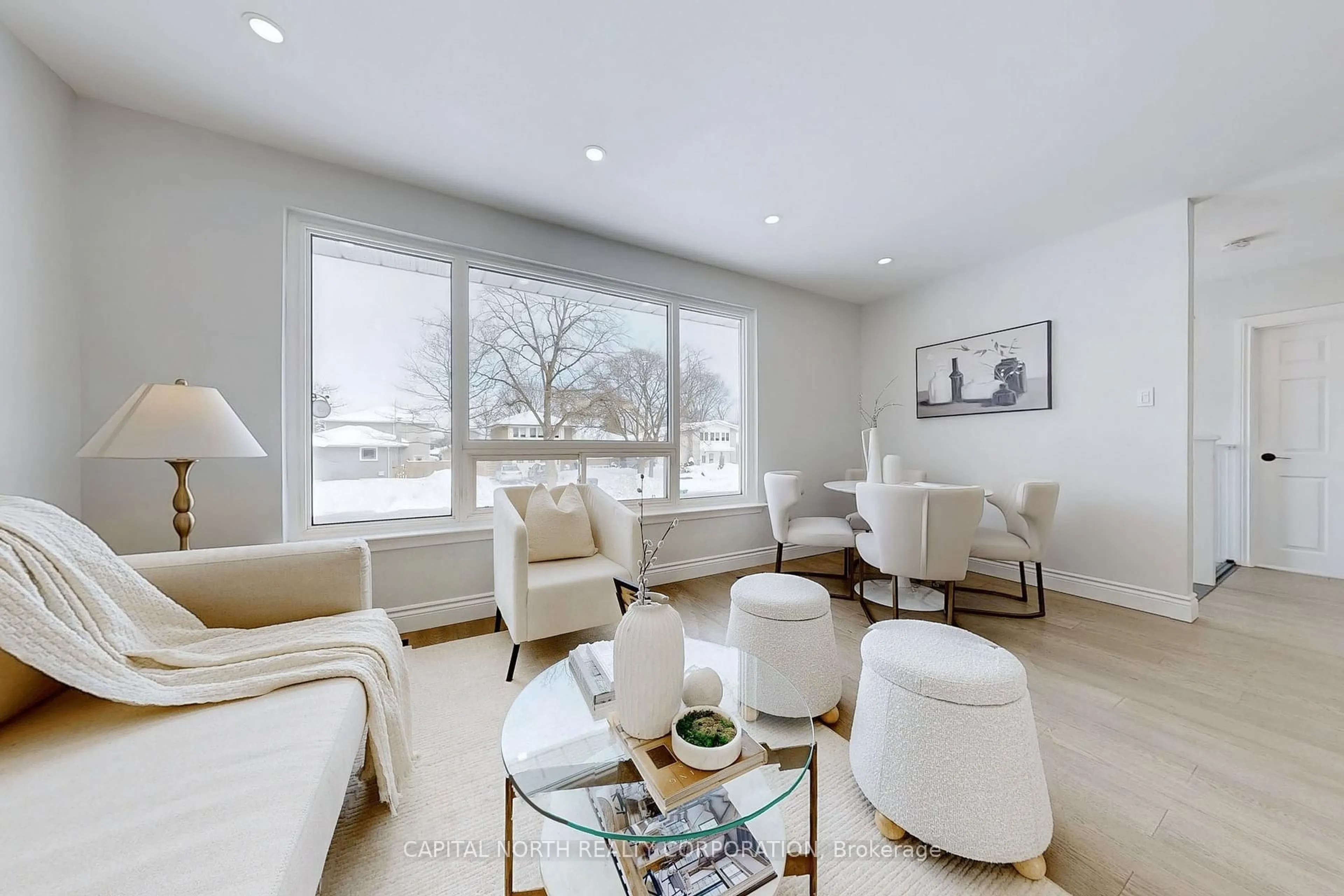 Living room with furniture, unknown for 1496 Karenza Rd, Mississauga Ontario L5J 3W4