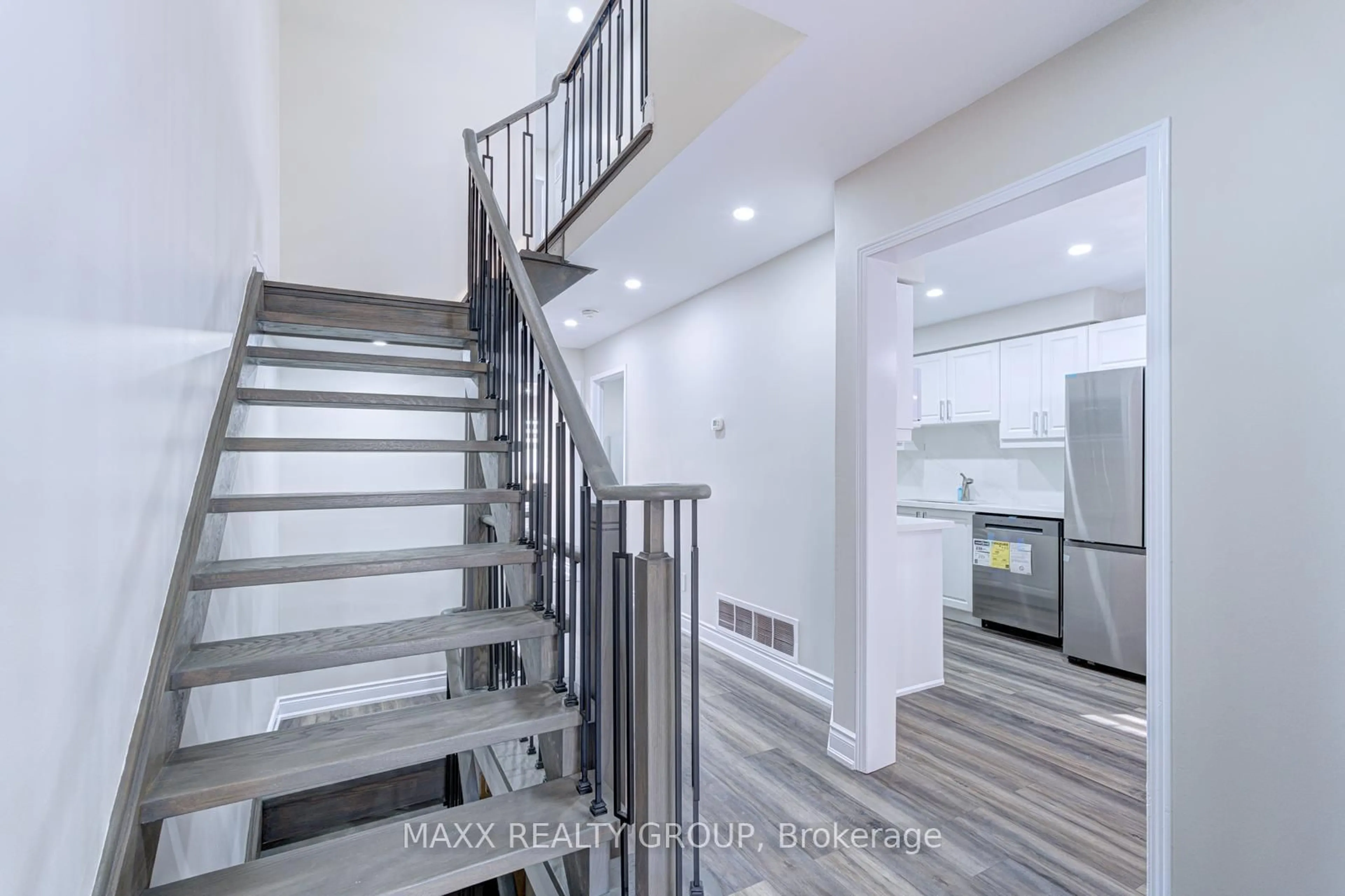 Stairs for 109 Woodsend Ru, Brampton Ontario L6Y 4H7
