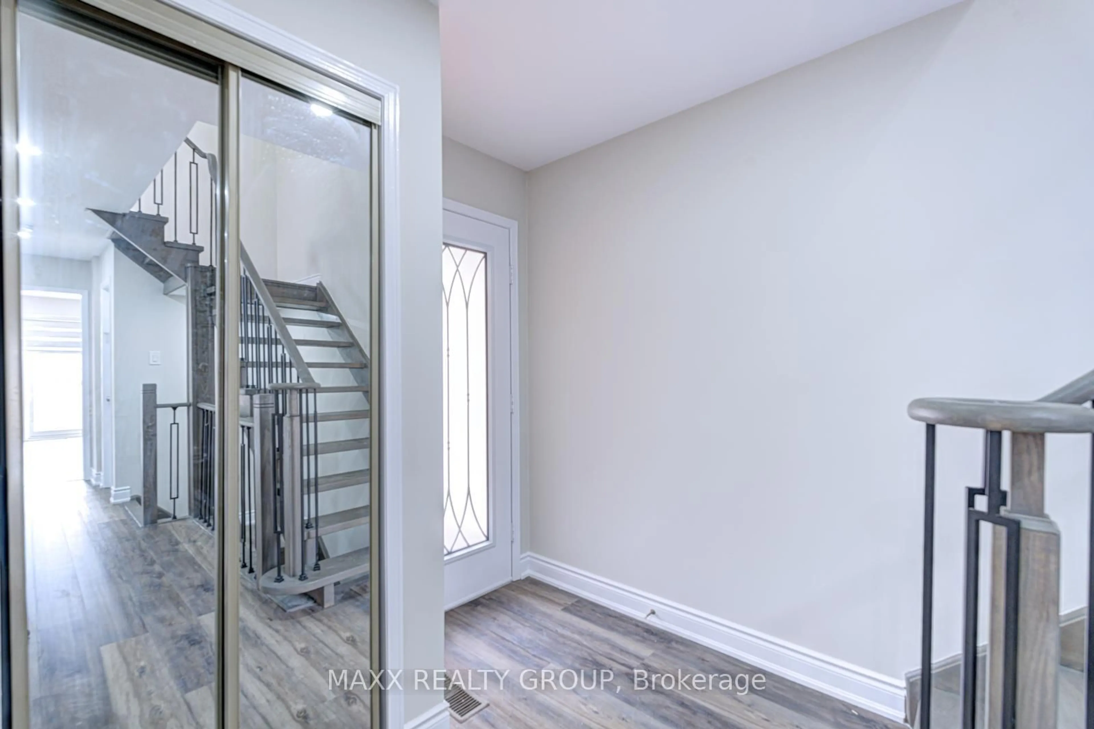 Indoor entryway for 109 Woodsend Ru, Brampton Ontario L6Y 4H7