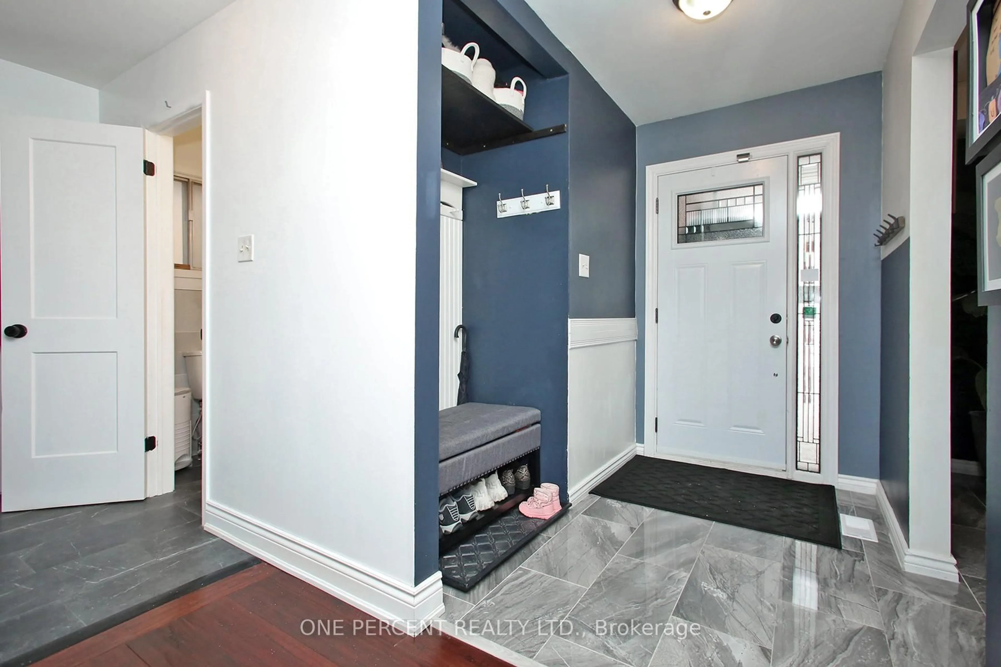 Indoor entryway for 85 Ashford Crt, Brampton Ontario L6V 3E2