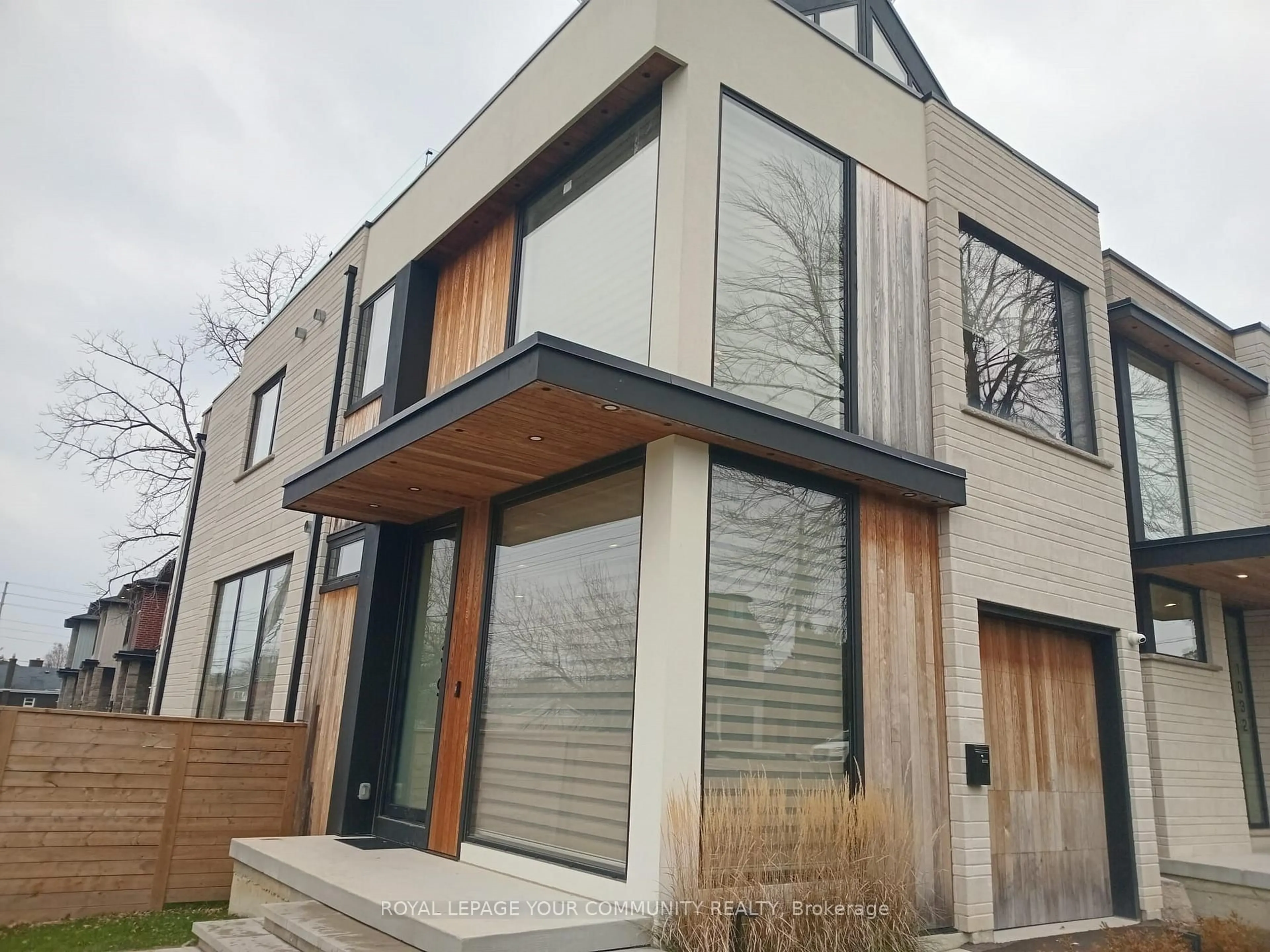 Home with vinyl exterior material, street for 739 Ebony Ave, Mississauga Ontario L5E 1V9