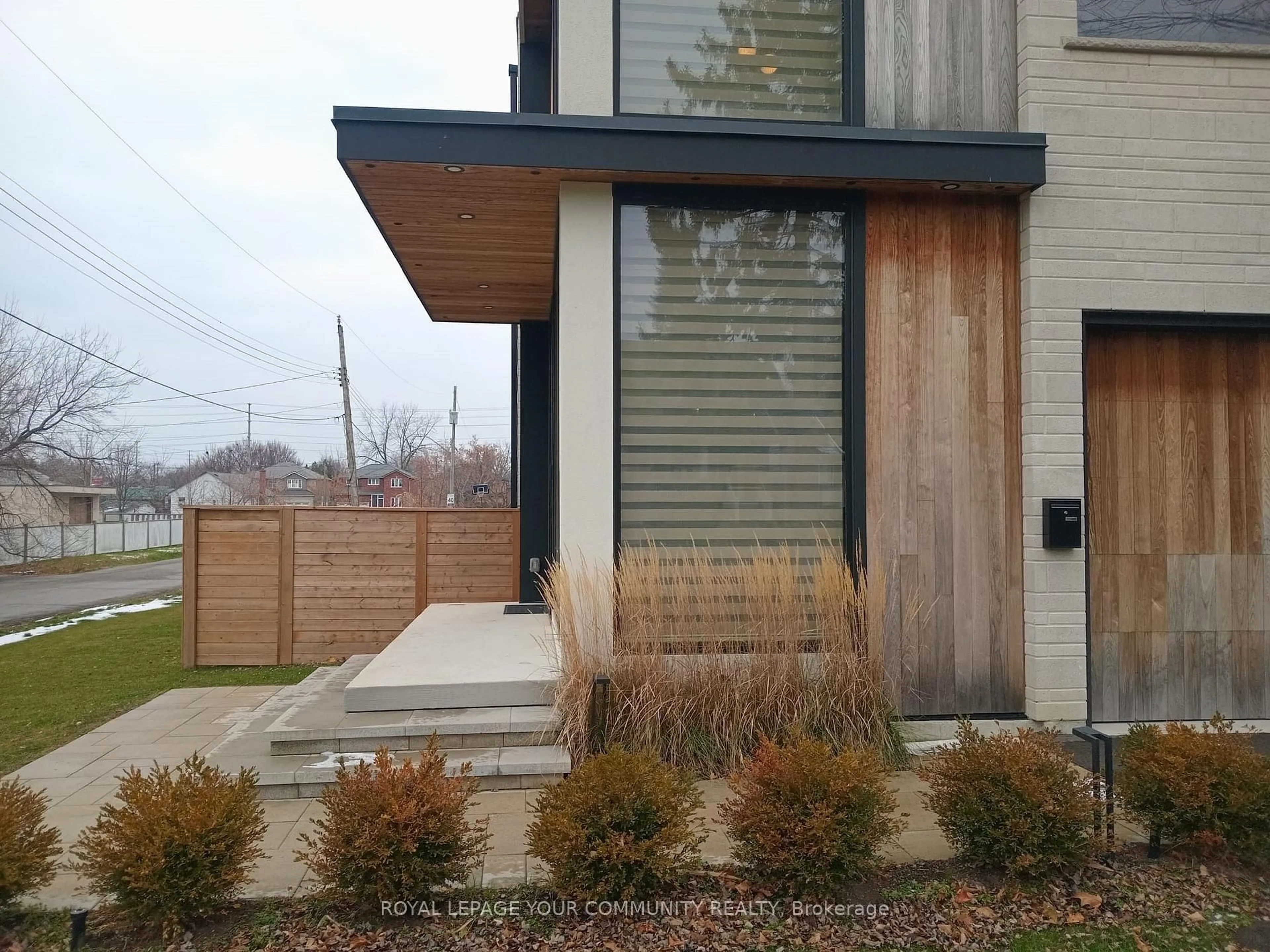 Unknown for 739 Ebony Ave, Mississauga Ontario L5E 1V9