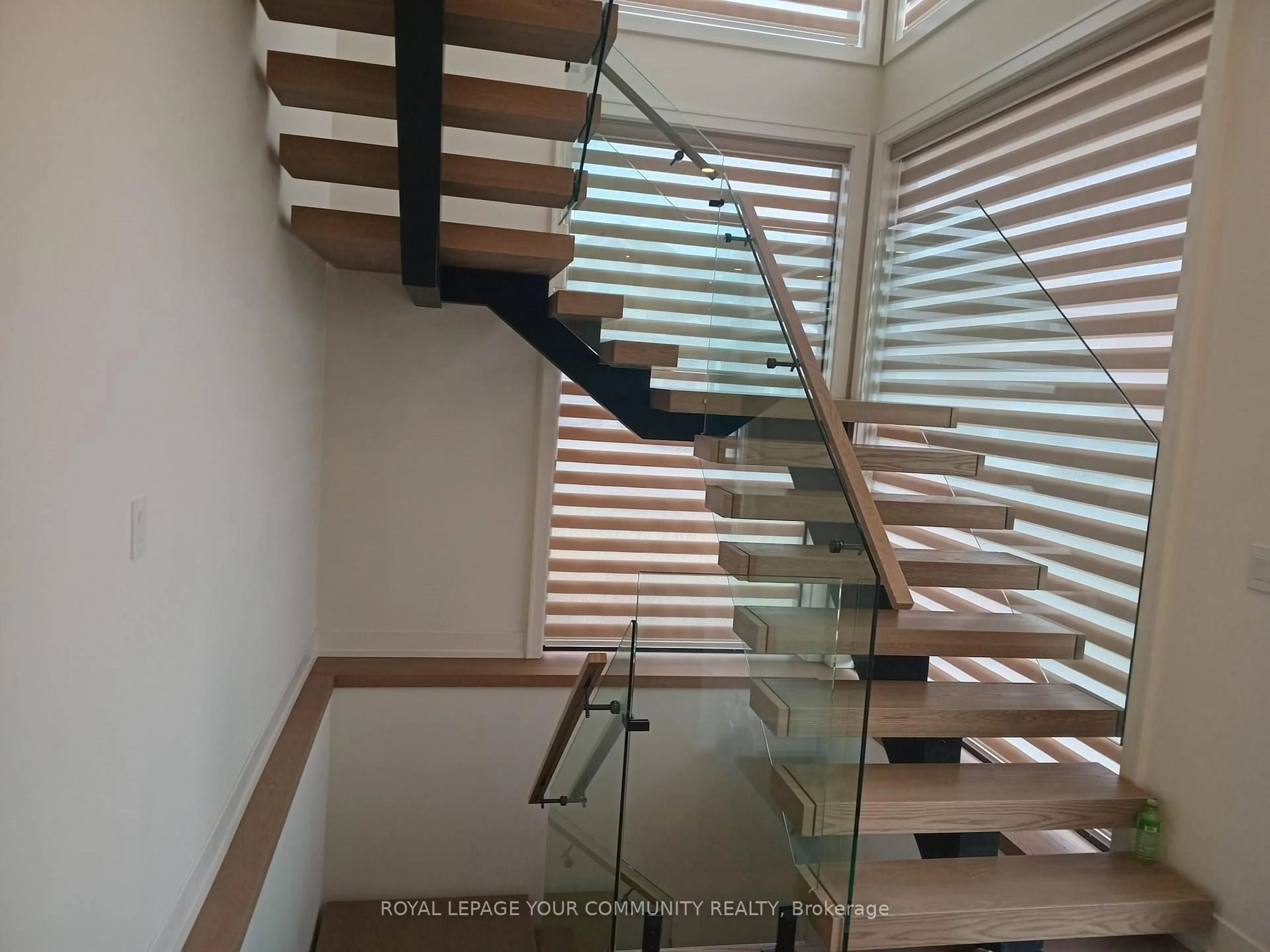 Stairs for 739 Ebony Ave, Mississauga Ontario L5E 1V9