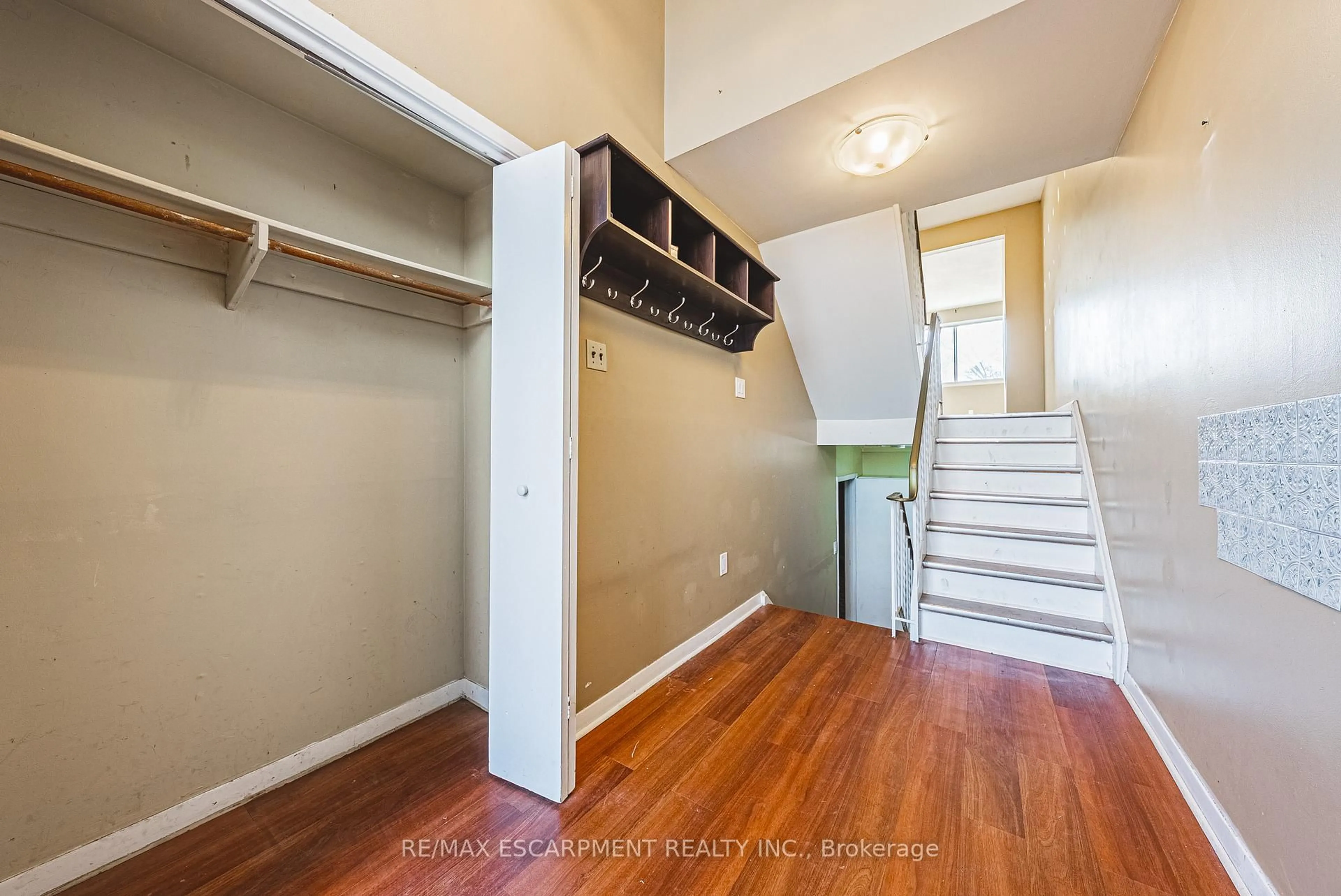 Indoor entryway for 5535 Schueller Cres, Burlington Ontario L7L 3T1