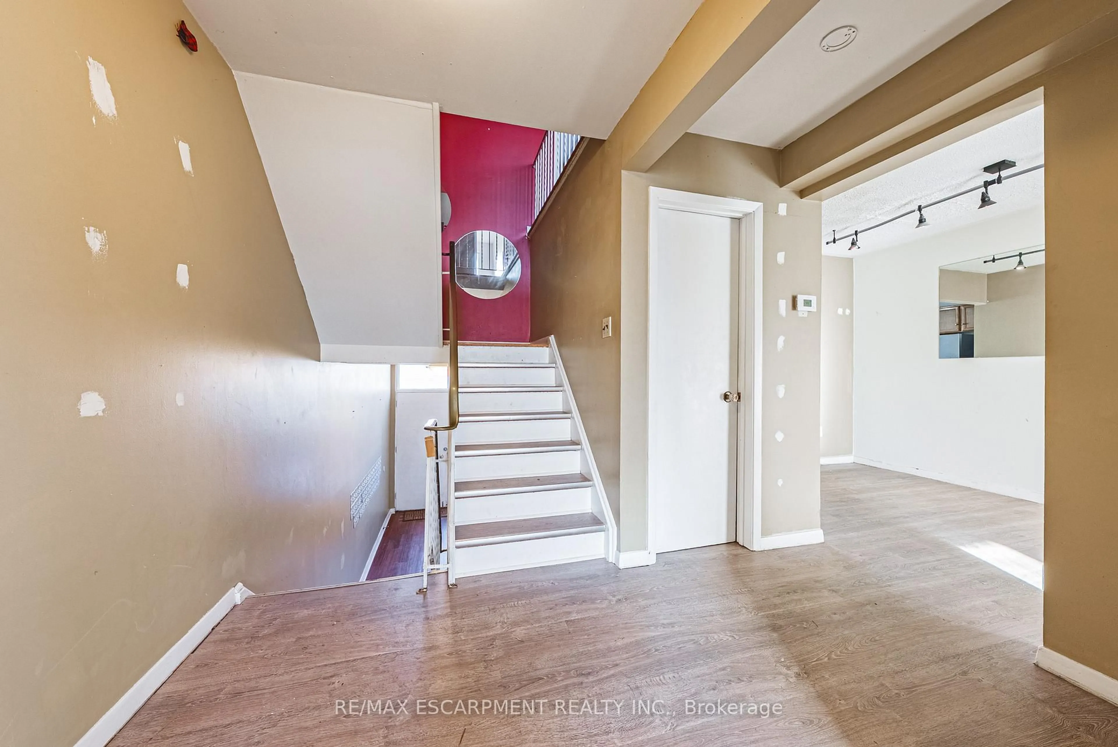 Indoor entryway for 5535 Schueller Cres, Burlington Ontario L7L 3T1