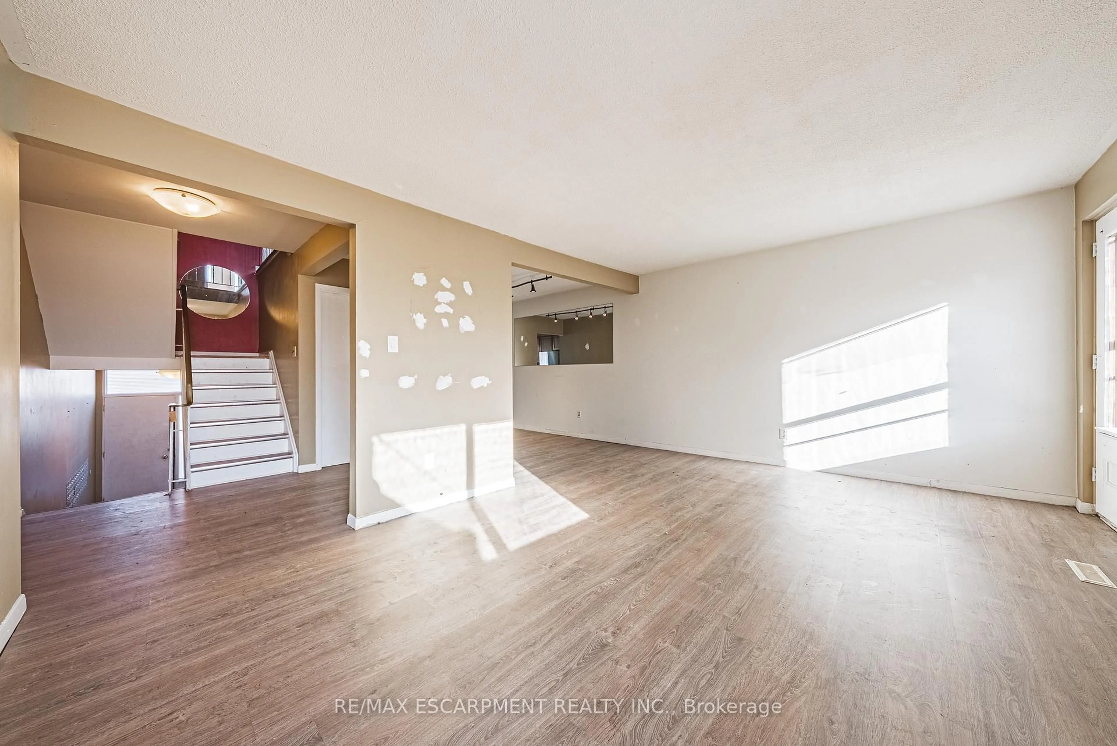 Indoor foyer for 5535 Schueller Cres, Burlington Ontario L7L 3T1