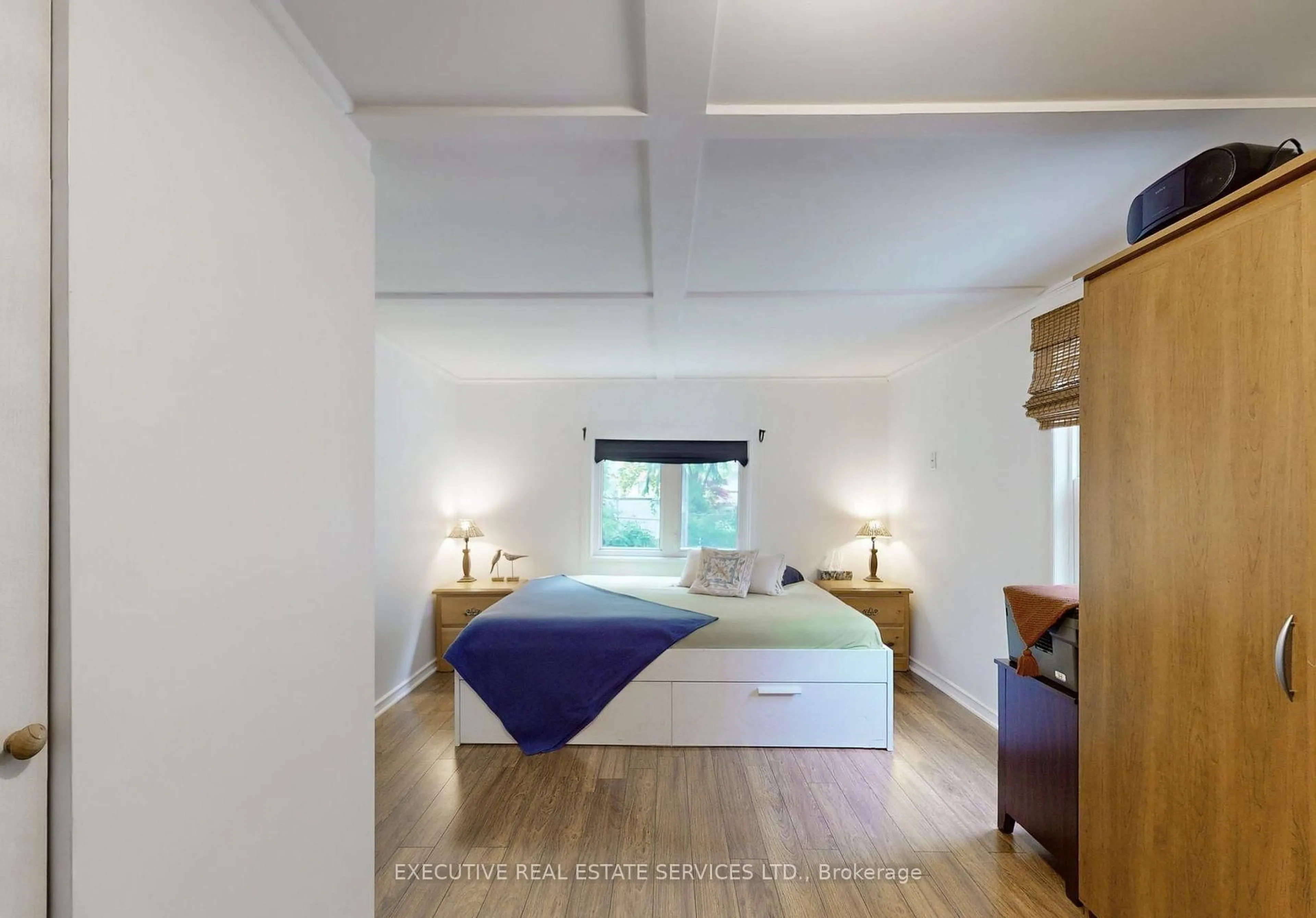 Bedroom with bed, wood/laminate floor for 89 John St, Brampton Ontario L6W 1Z4