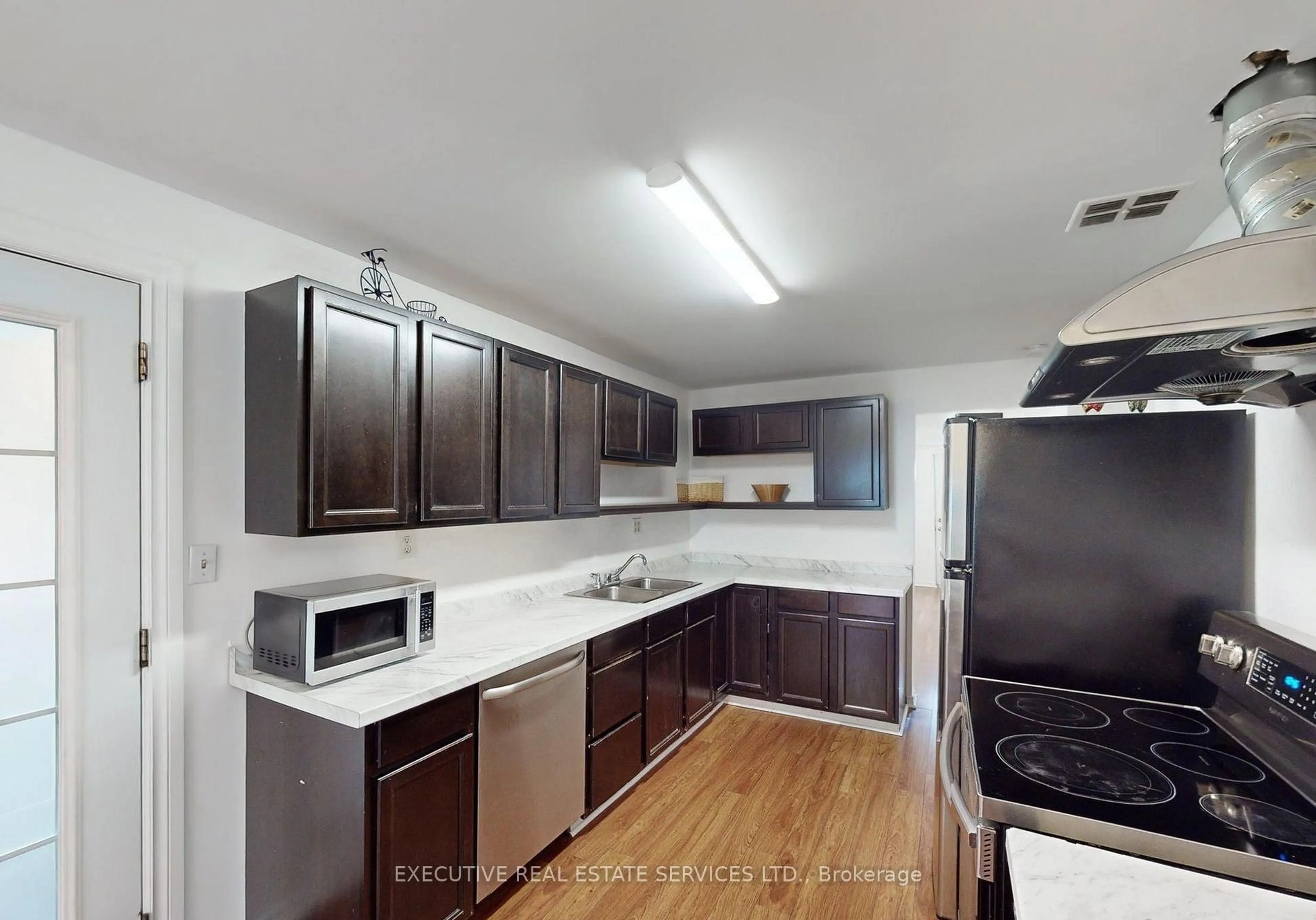 Standard kitchen, unknown for 89 John St, Brampton Ontario L6W 1Z4