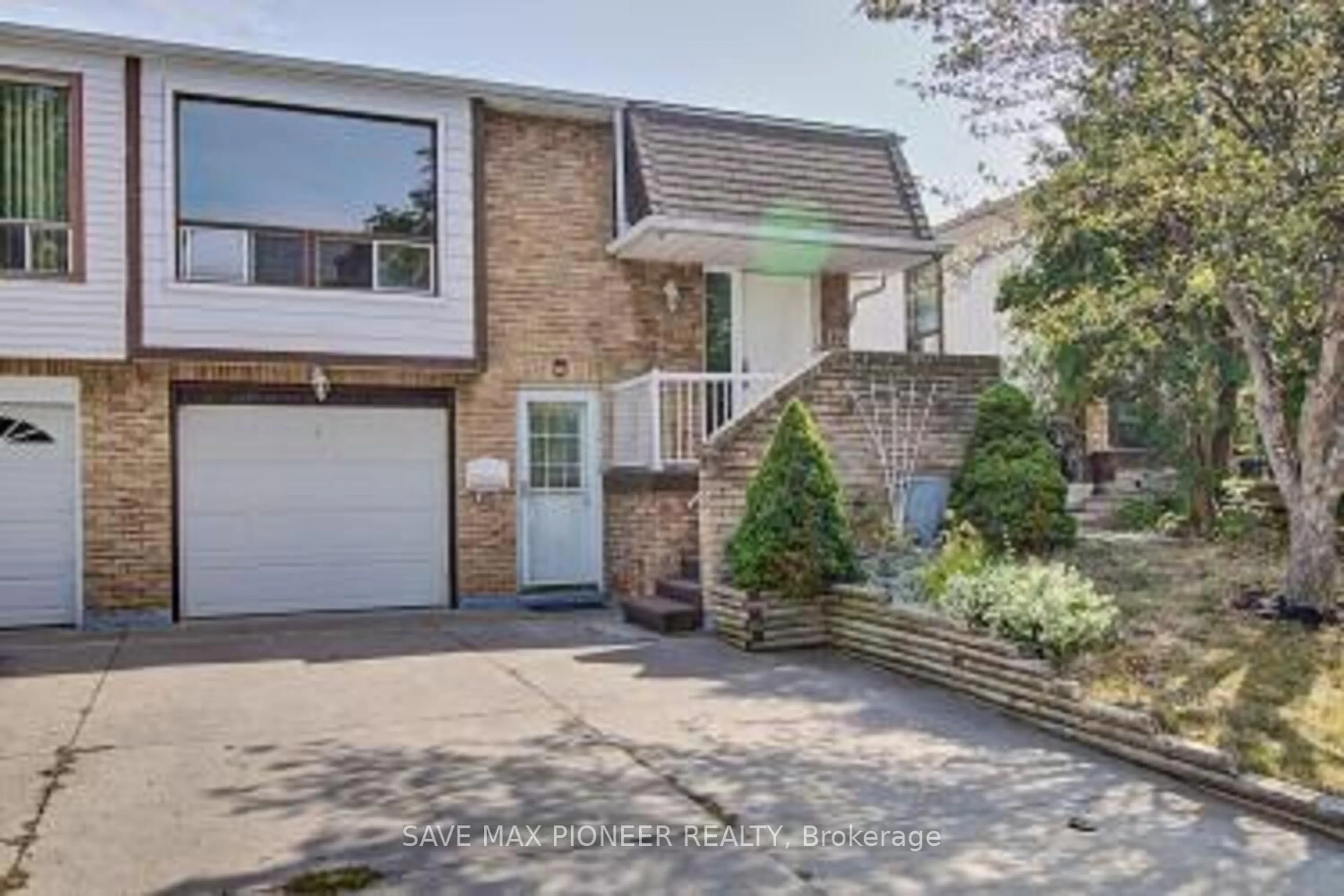 Unknown for 122 Centre St, Brampton Ontario L6V 2Z3