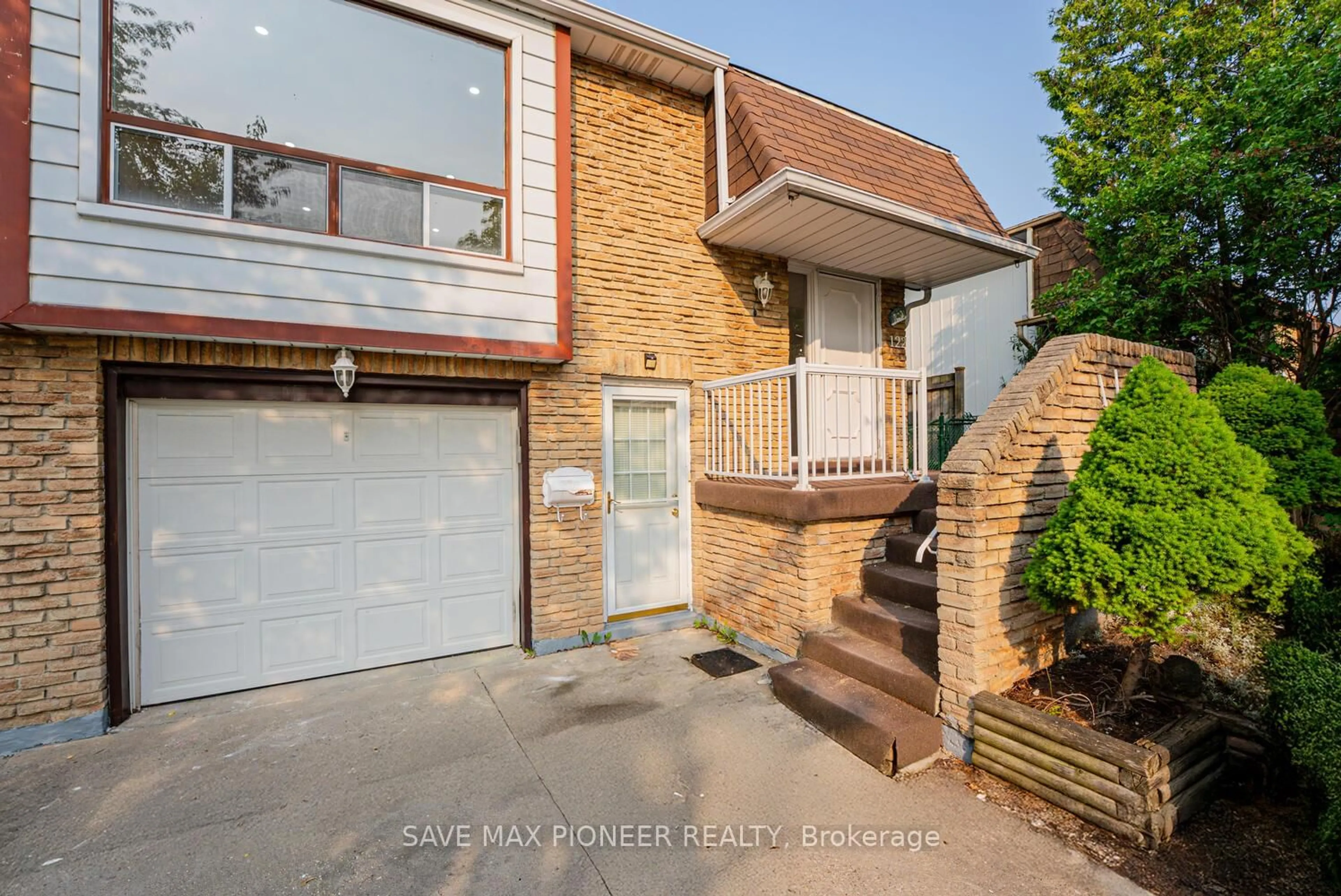 Home with brick exterior material, street for 122 Centre St, Brampton Ontario L6V 2Z3