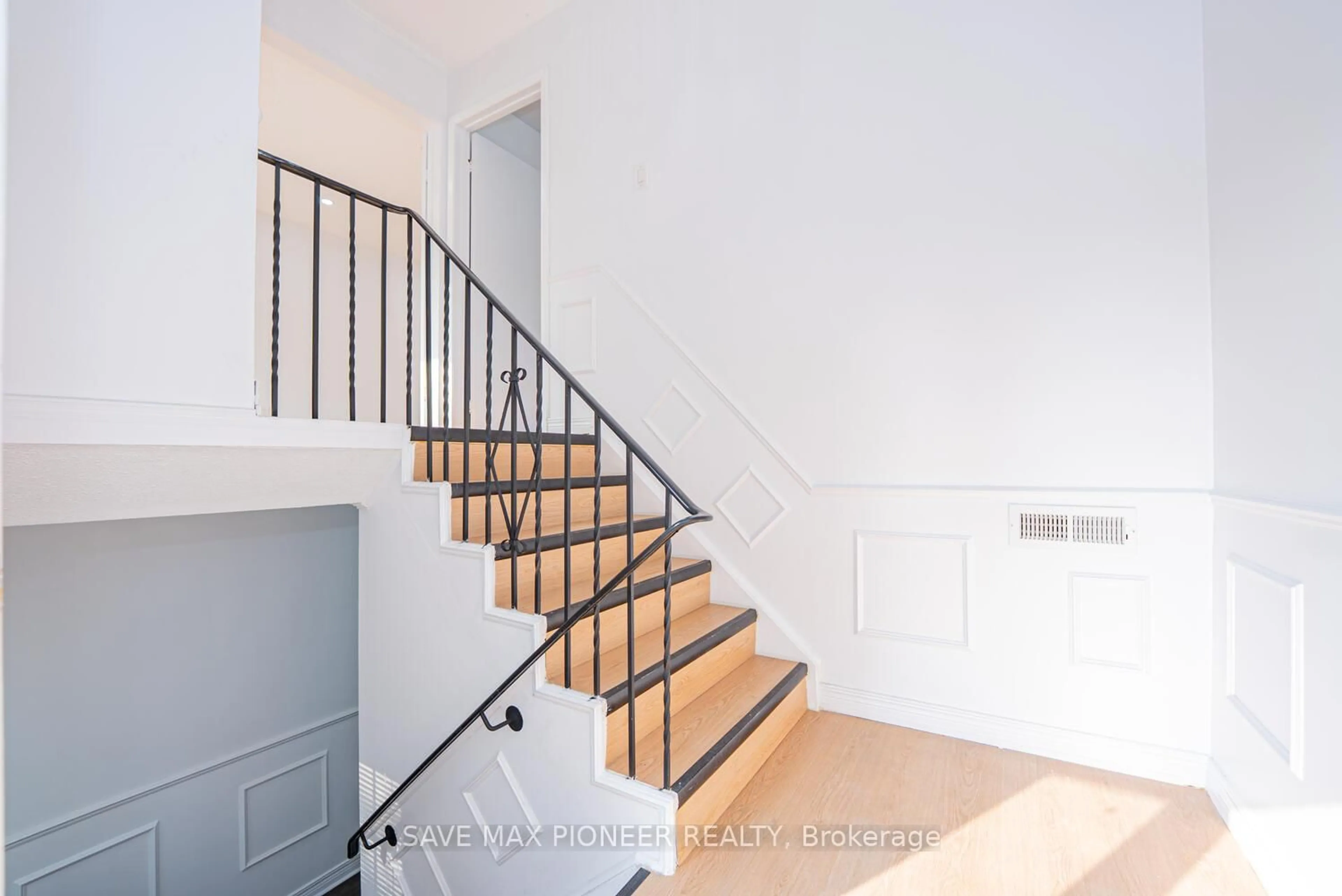 Stairs for 122 Centre St, Brampton Ontario L6V 2Z3