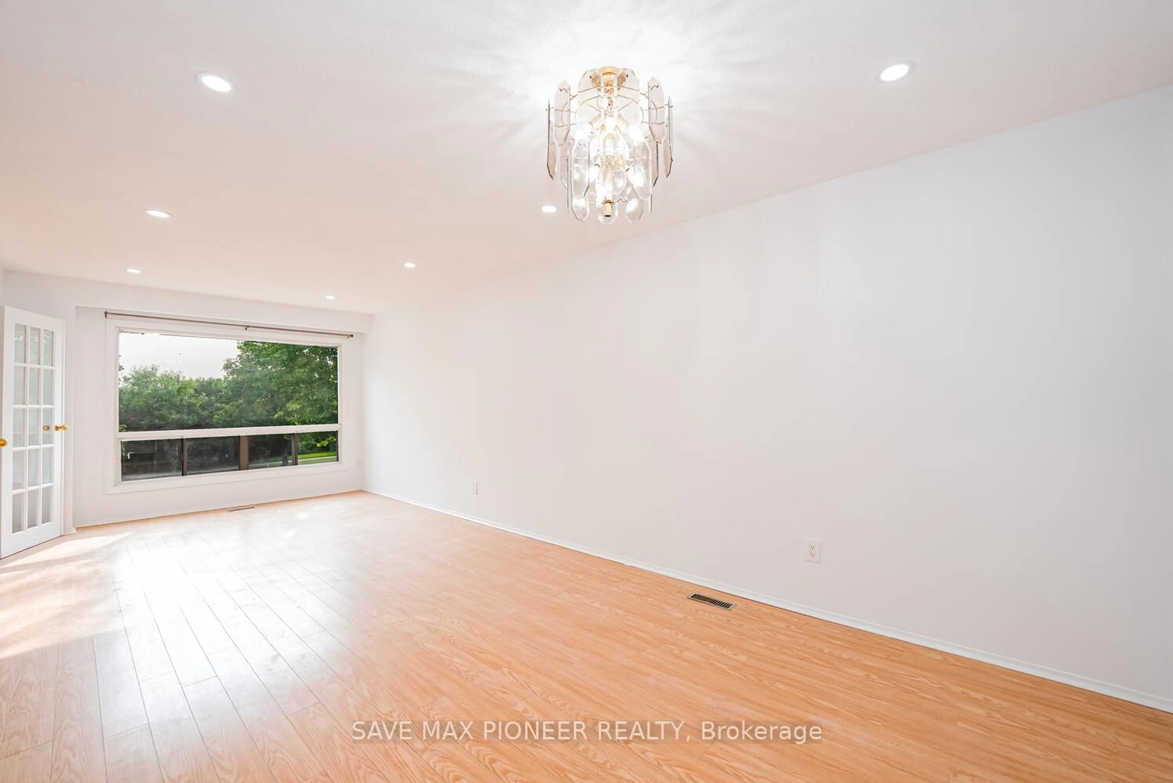 A pic of a room for 122 Centre St, Brampton Ontario L6V 2Z3