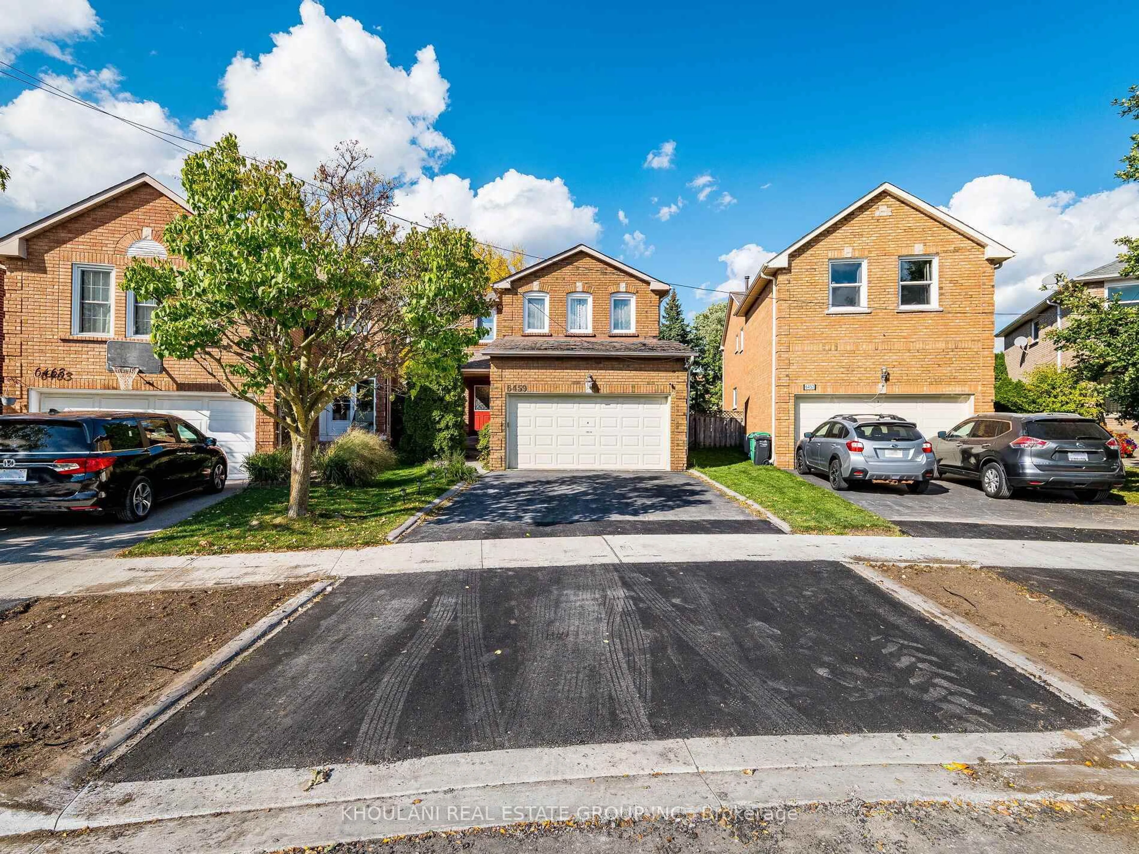 A pic from outside/outdoor area/front of a property/back of a property/a pic from drone, street for 6459 Longspur Rd, Mississauga Ontario L5N 6E4