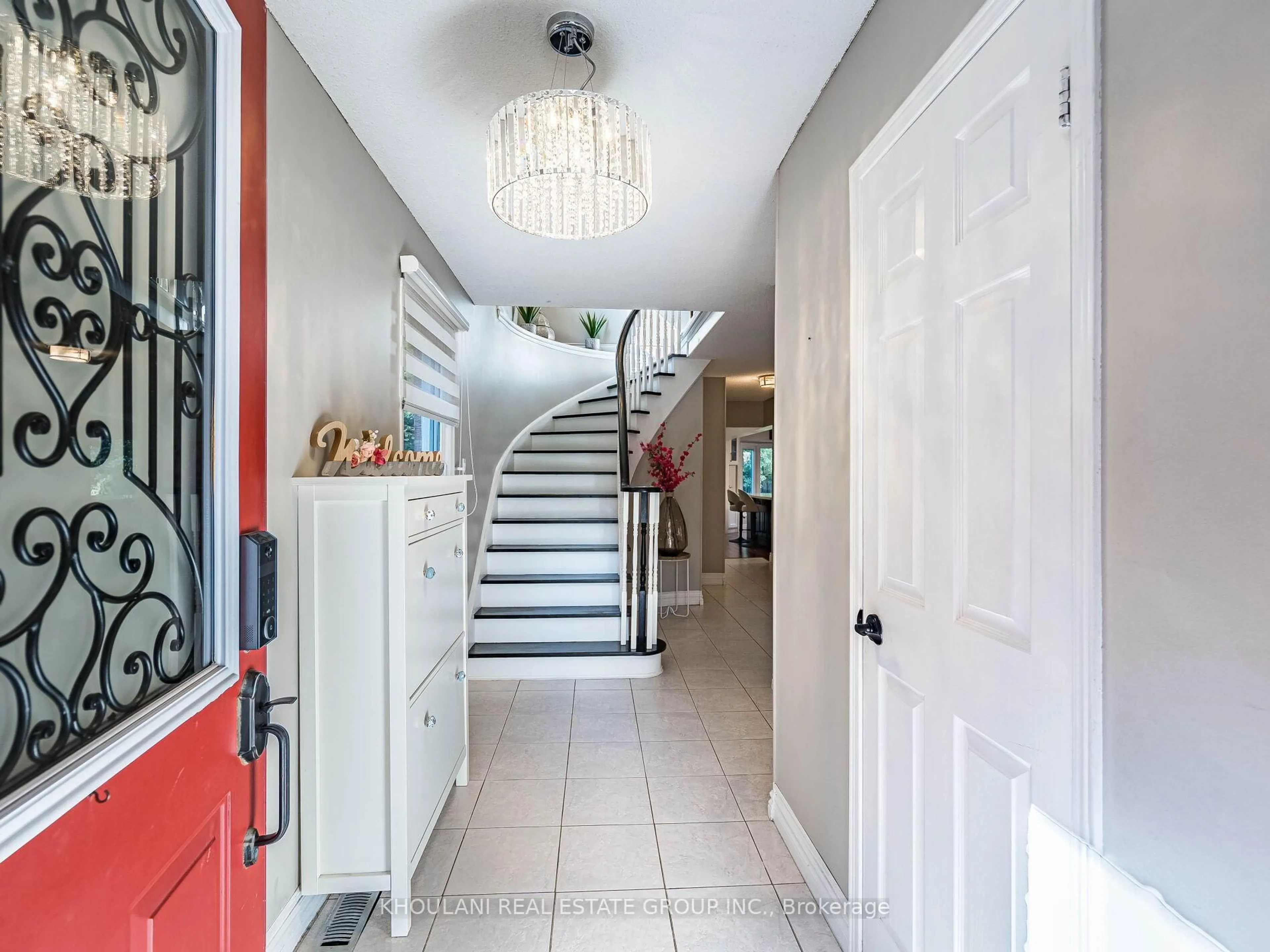 Indoor foyer for 6459 Longspur Rd, Mississauga Ontario L5N 6E4