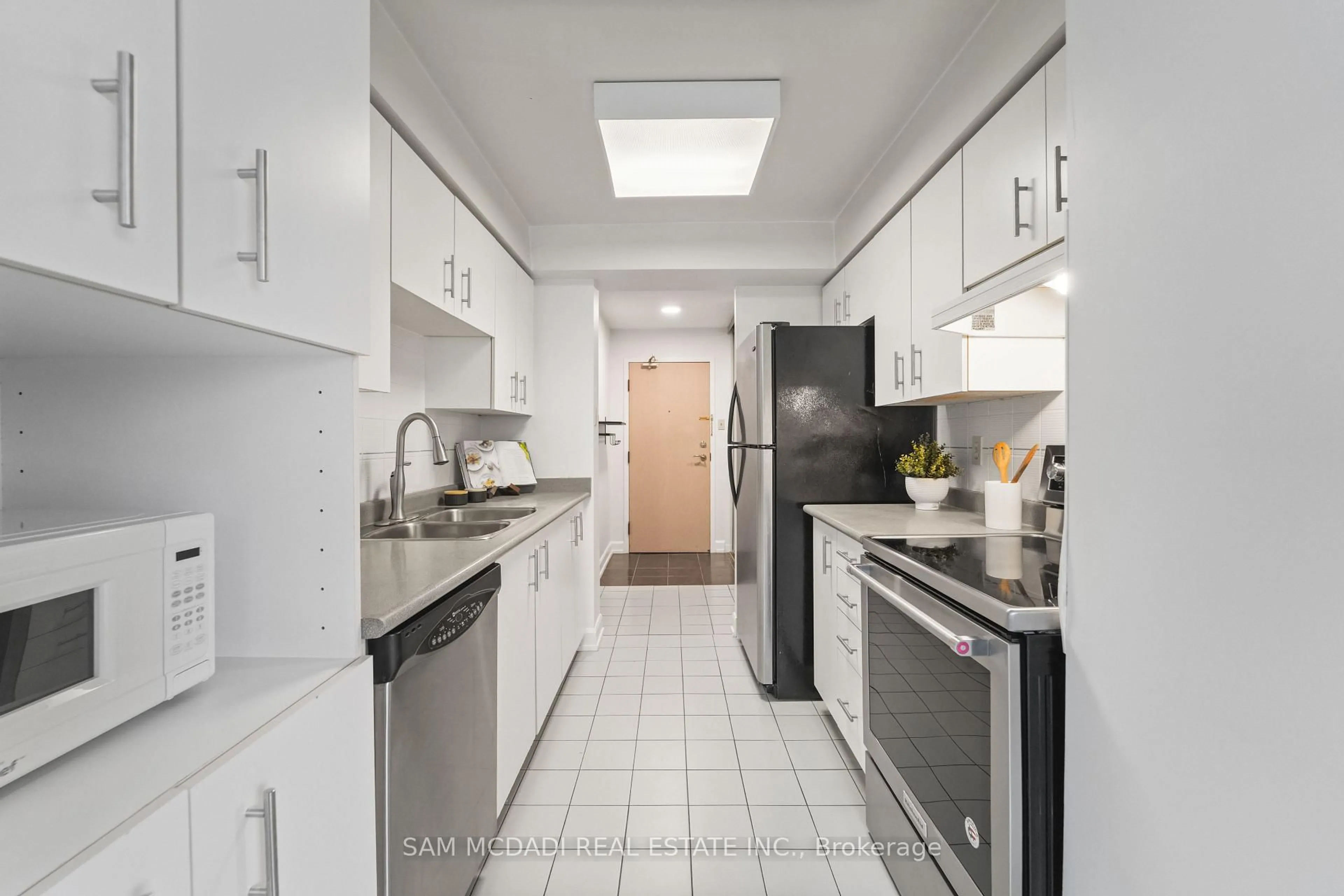 Standard kitchen, ceramic/tile floor for 330 Rathburn Rd #305, Mississauga Ontario L5B 3Y1