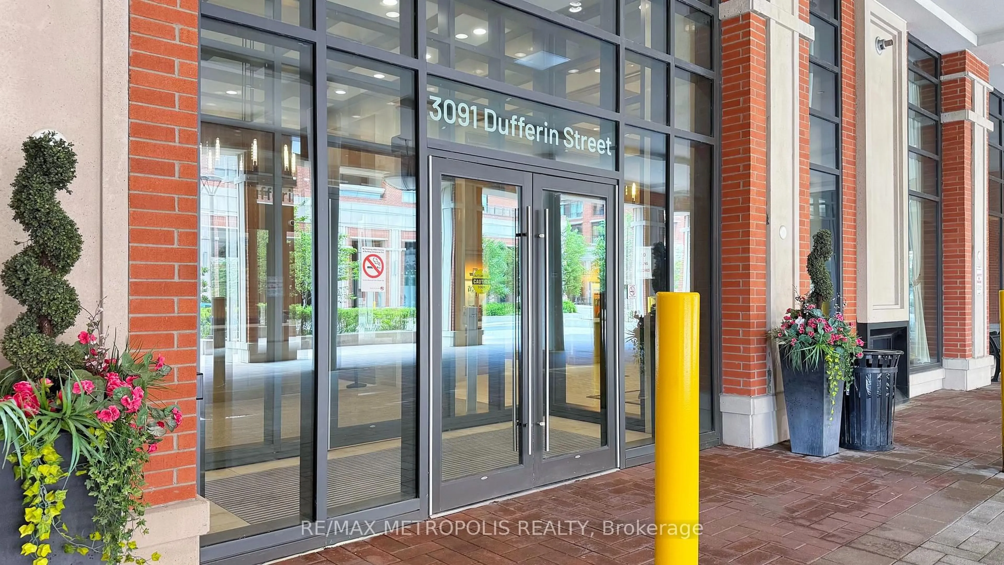 Indoor foyer for 3091 Dufferin Ave #833, Toronto Ontario M6A 0C4