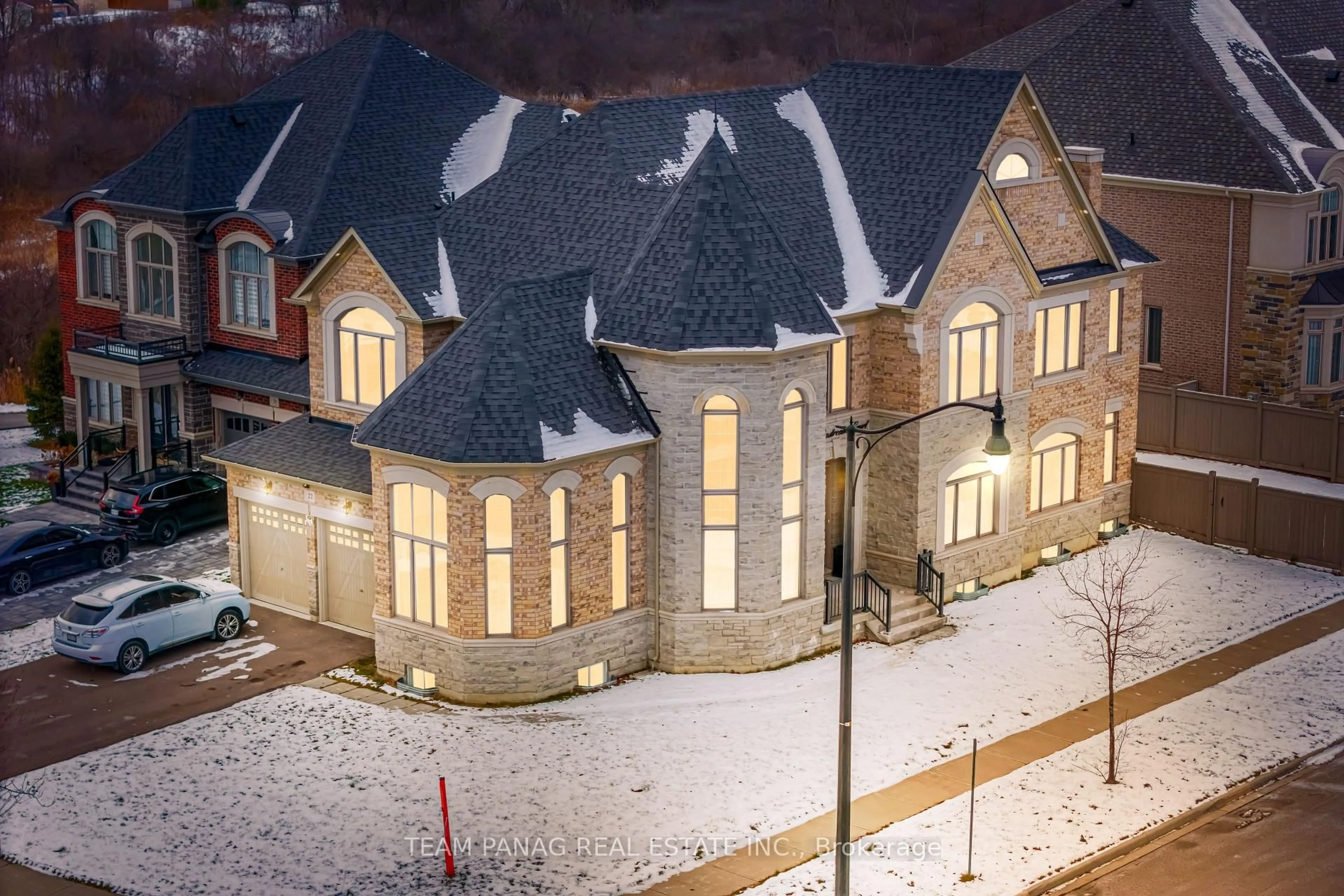 A pic from outside/outdoor area/front of a property/back of a property/a pic from drone, building for 22 Slipstream Crt, Brampton Ontario L6P 4L4