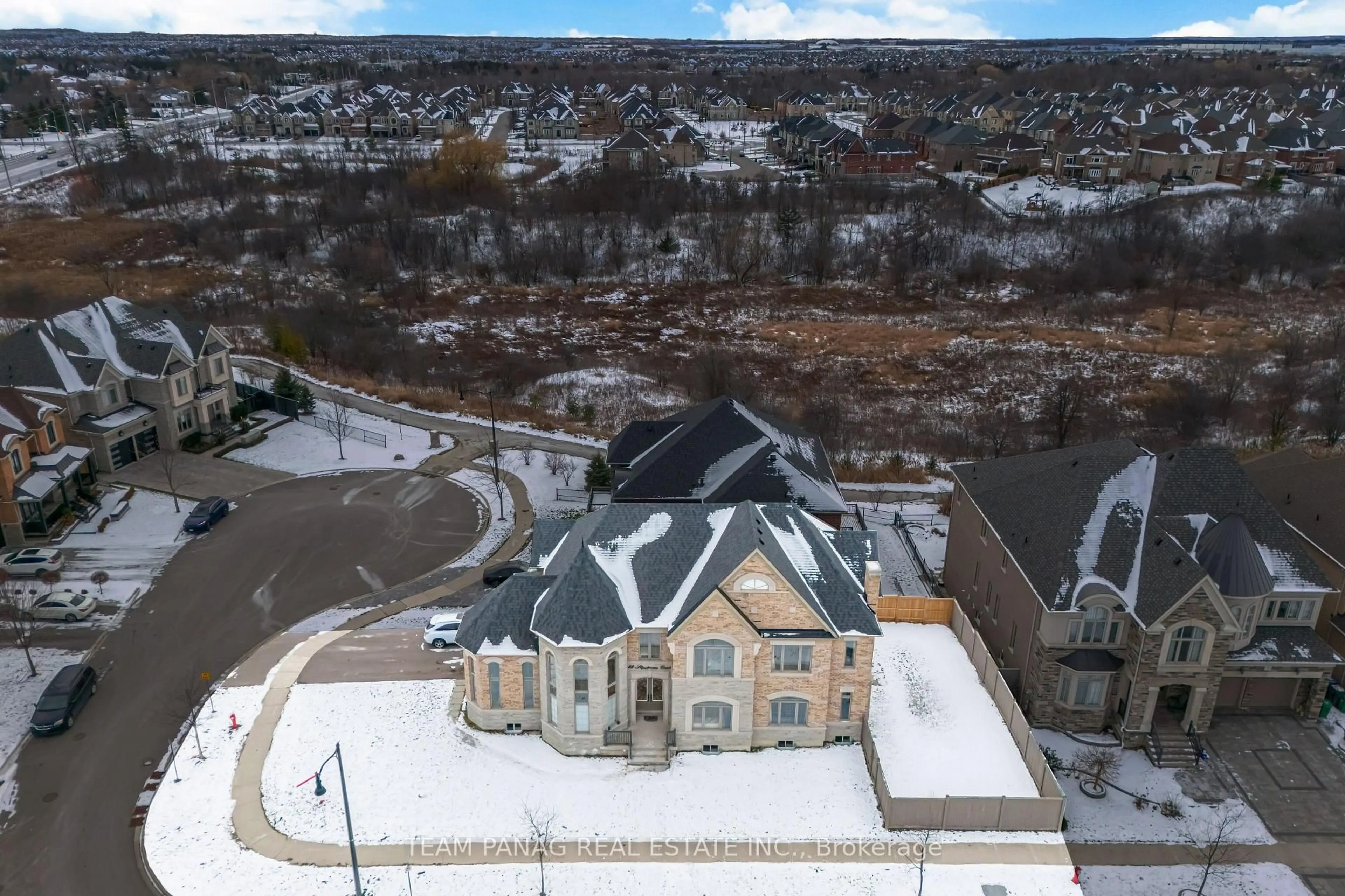 A pic from outside/outdoor area/front of a property/back of a property/a pic from drone, unknown for 22 Slipstream Crt, Brampton Ontario L6P 4L4