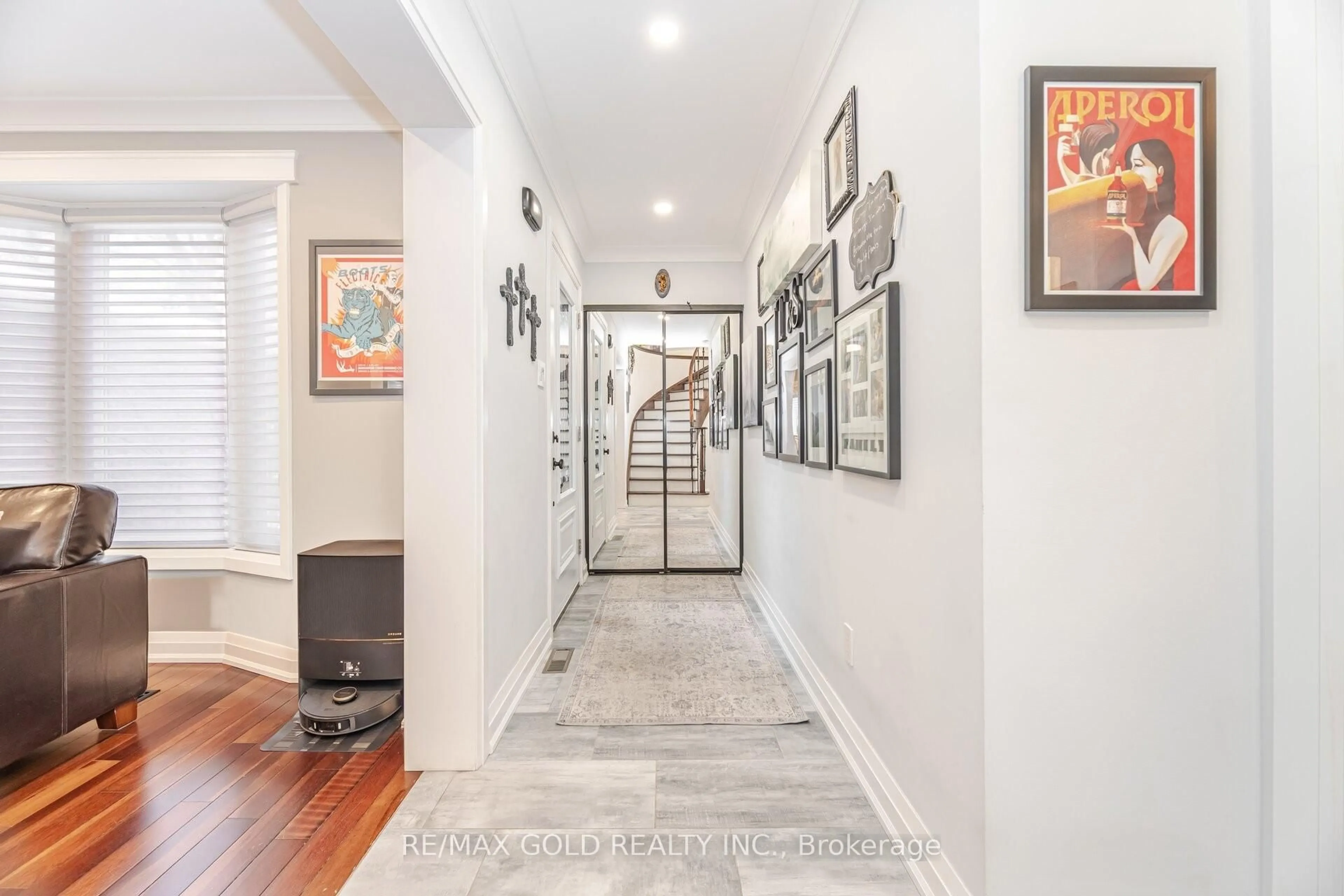 Indoor entryway for 62 Oleander Cres, Brampton Ontario L6Z 2C2